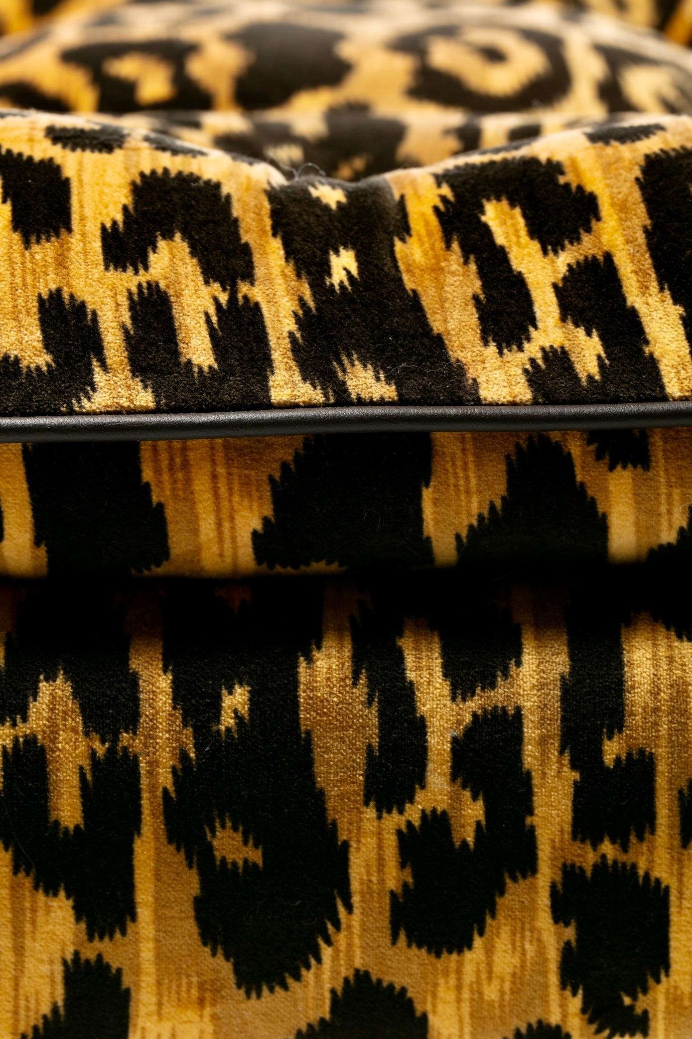 Paire de tabourets en velours léopard de style Billy Baldwin avec passepoil en cuir, vers 1970 en vente 2
