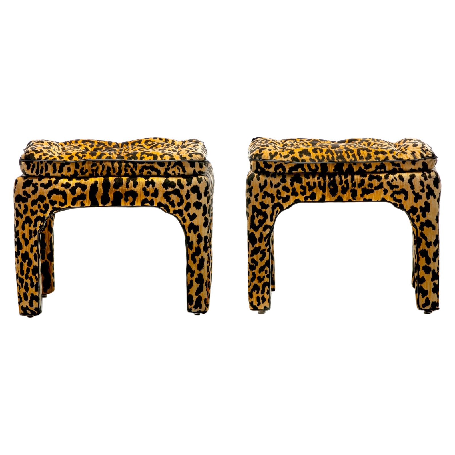 Coppia di sgabelli in velluto leopardato in stile Billy Baldwin con profili in pelle, anni '70 ca.