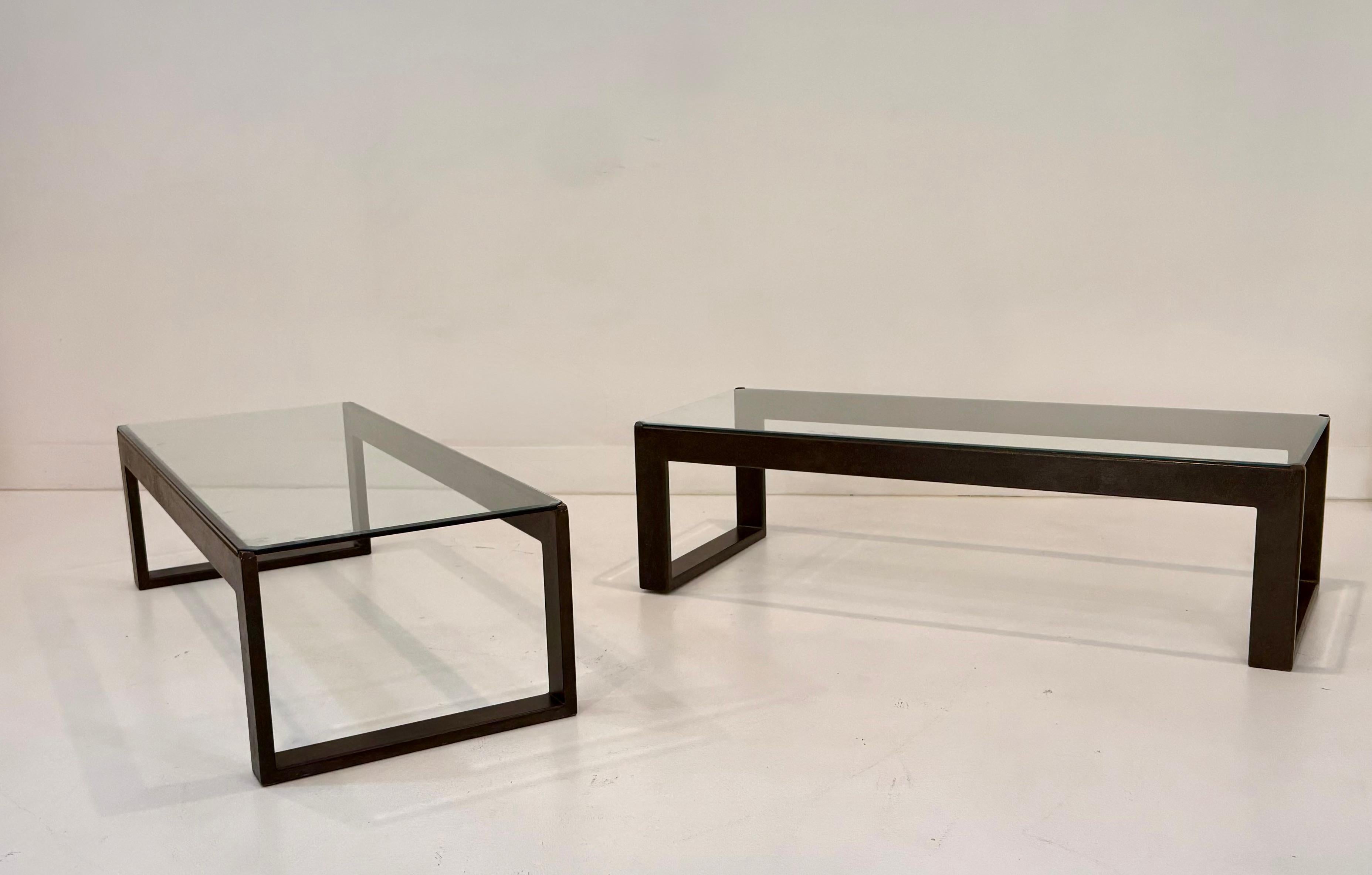 Cette rare paire de tables à cocktail en métal et en verre a été conçue par le légendaire décorateur hollywoodien Billy Haines pour l'acteur Kirk Douglas. Les cadres géométriques minimalistes sont fabriqués en métal texturé et peint, offrant un ton