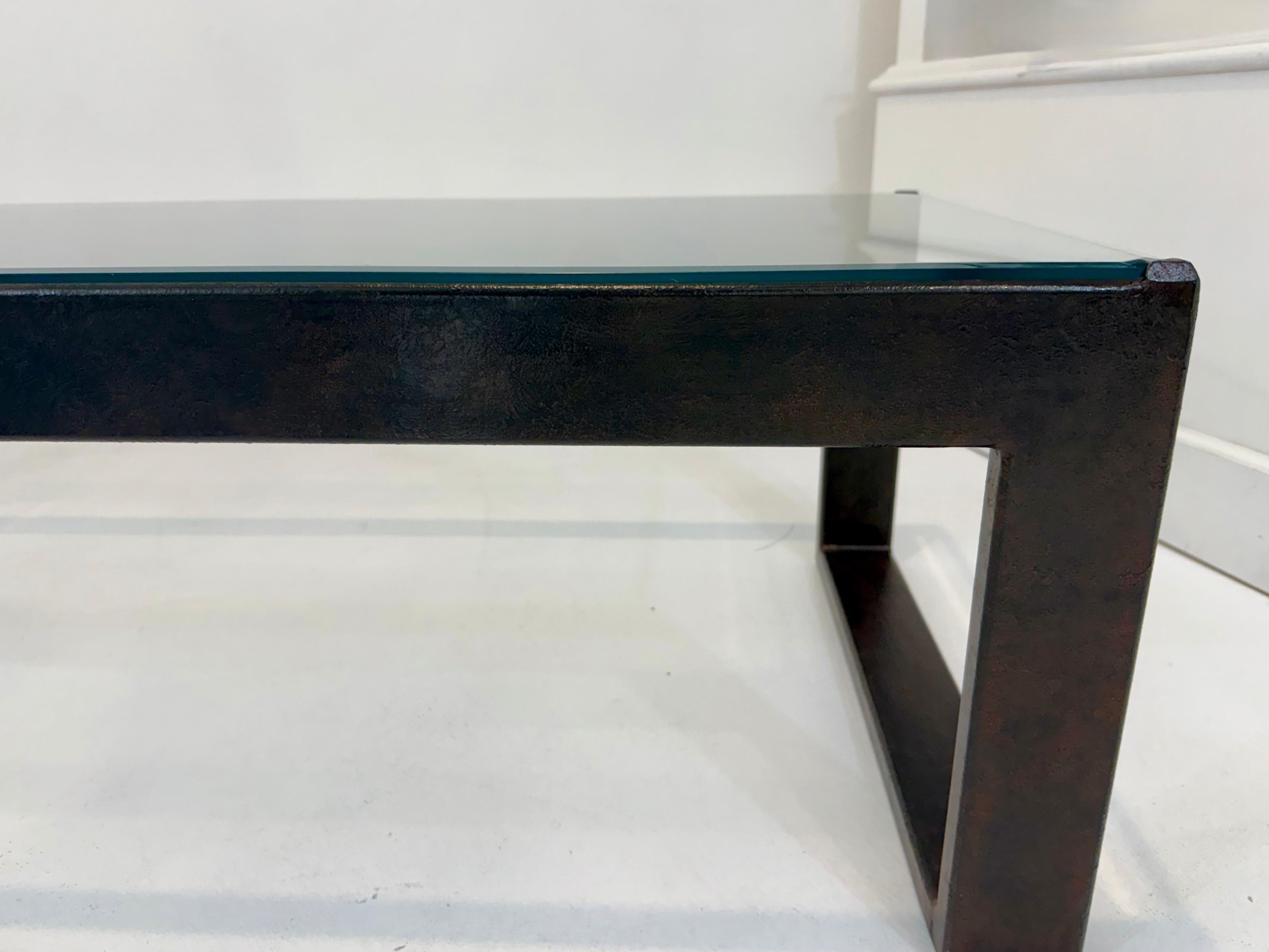 Milieu du XXe siècle Paire de Cocktail Tables en métal et verre de Billy Haines pour I Douglas en vente