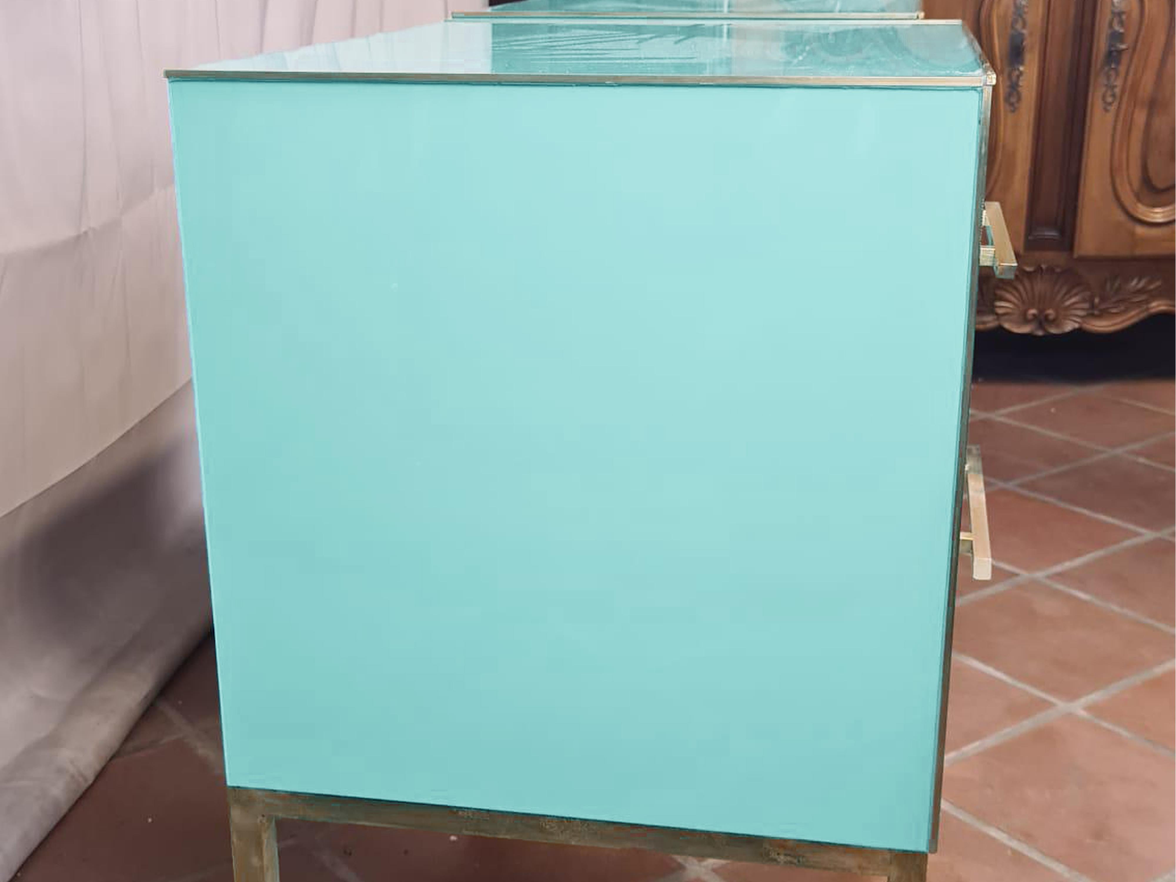 Verschönern Sie Ihr Schlafzimmer mit diesem exquisiten Nachttischpaar aus italienischer Produktion. 

Diese von erfahrenen Handwerkern handgefertigten Stücke zeigen die Schönheit hellblauer Muranoglasplatten und -schubladen, die zart in robuste