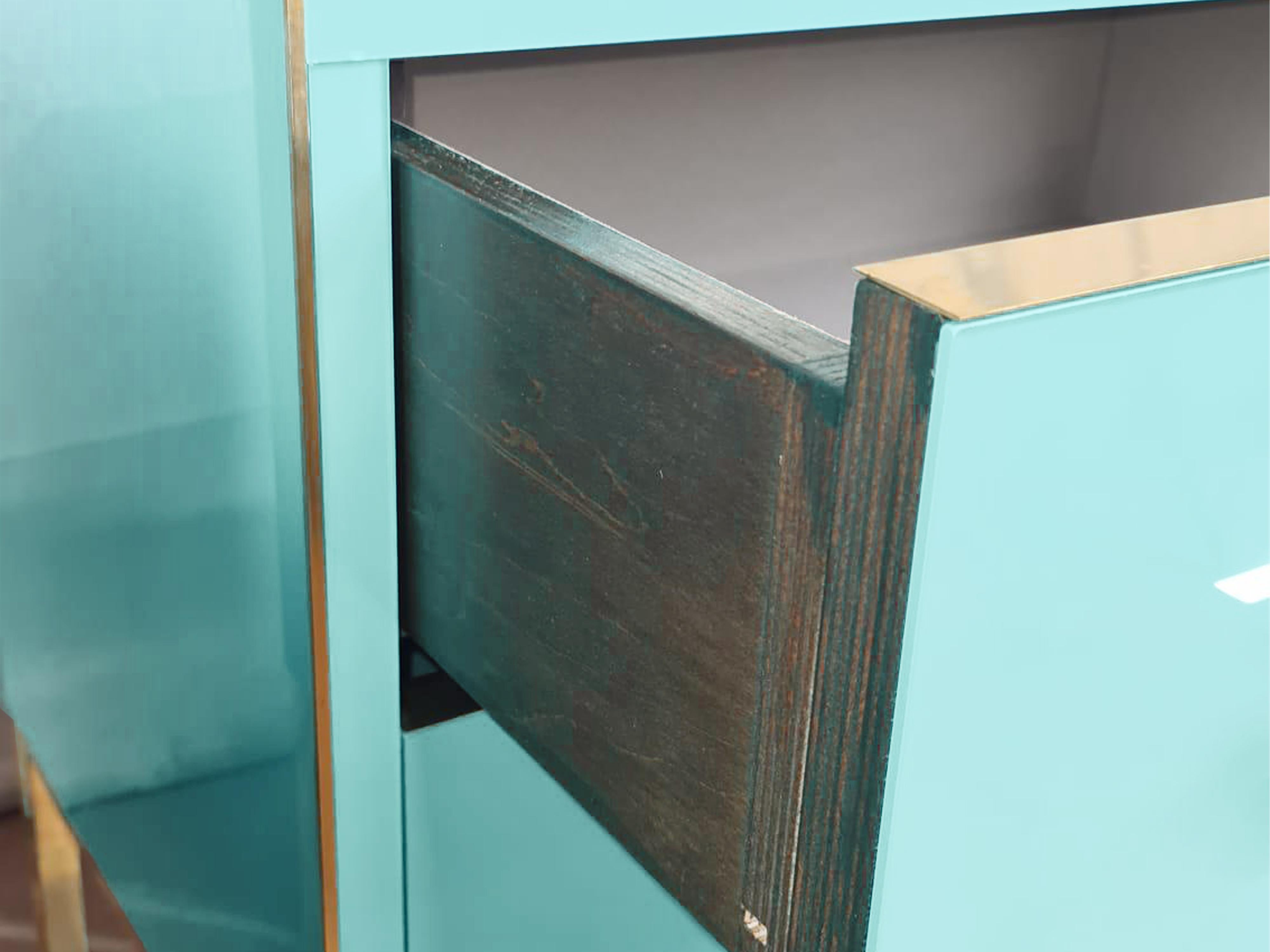 Paar Nachttische aus Birke und Muranoglas mit 2 Schubladen, Made in Italy Verfügbar (Abgeschrägt) im Angebot