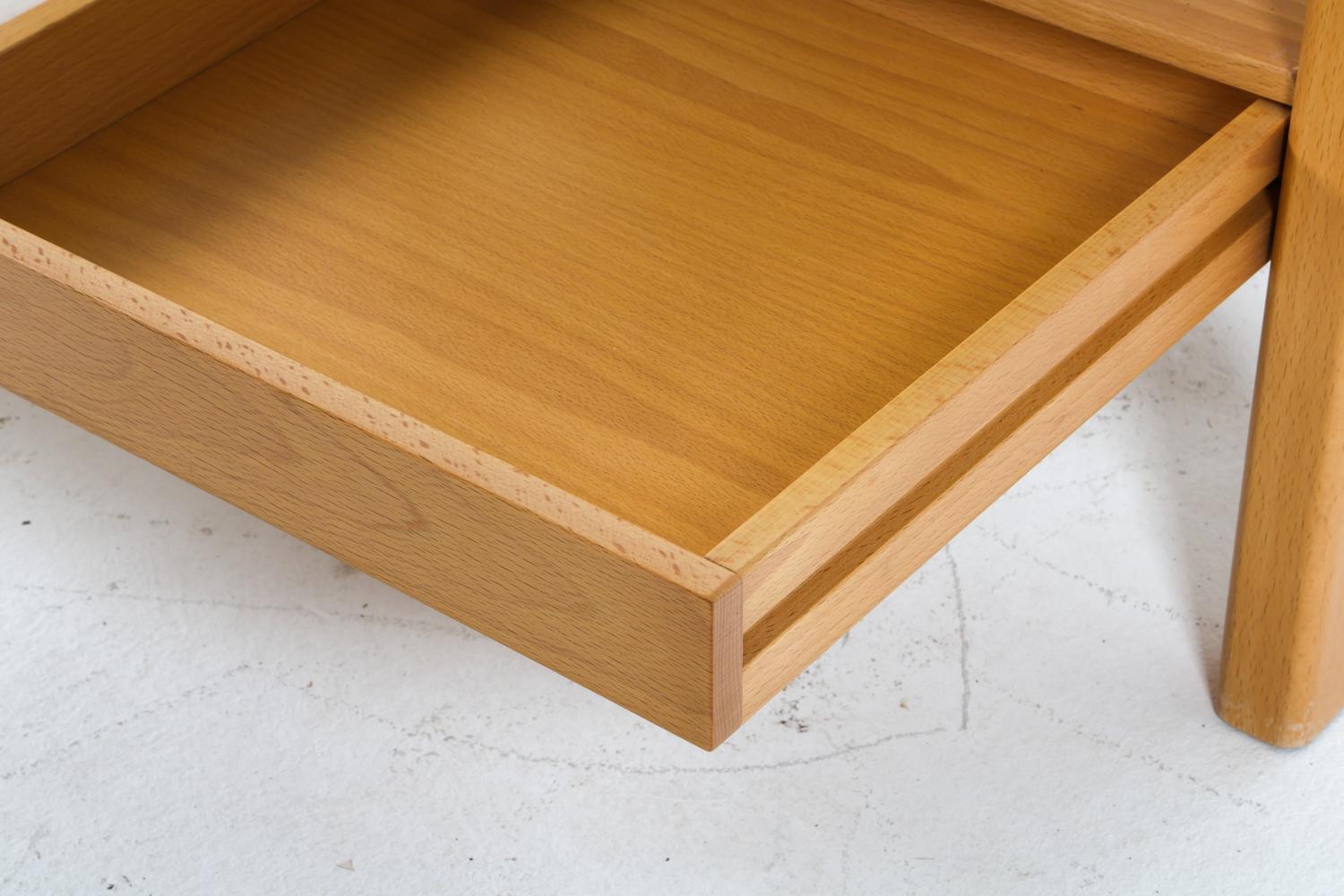 Paire de tables de nuit en bouleau A.I.C. C. 1980 en vente 3