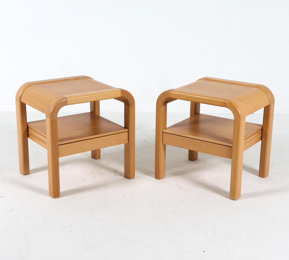 Ces étonnantes tables de nuit, qui témoignent du maître danois du design Villy Nørgaard, incarnent l'élégance audacieuse du mouvement brutaliste combinée à la fonctionnalité épurée du modernisme du milieu du siècle. Fabriquée en bois de hêtre