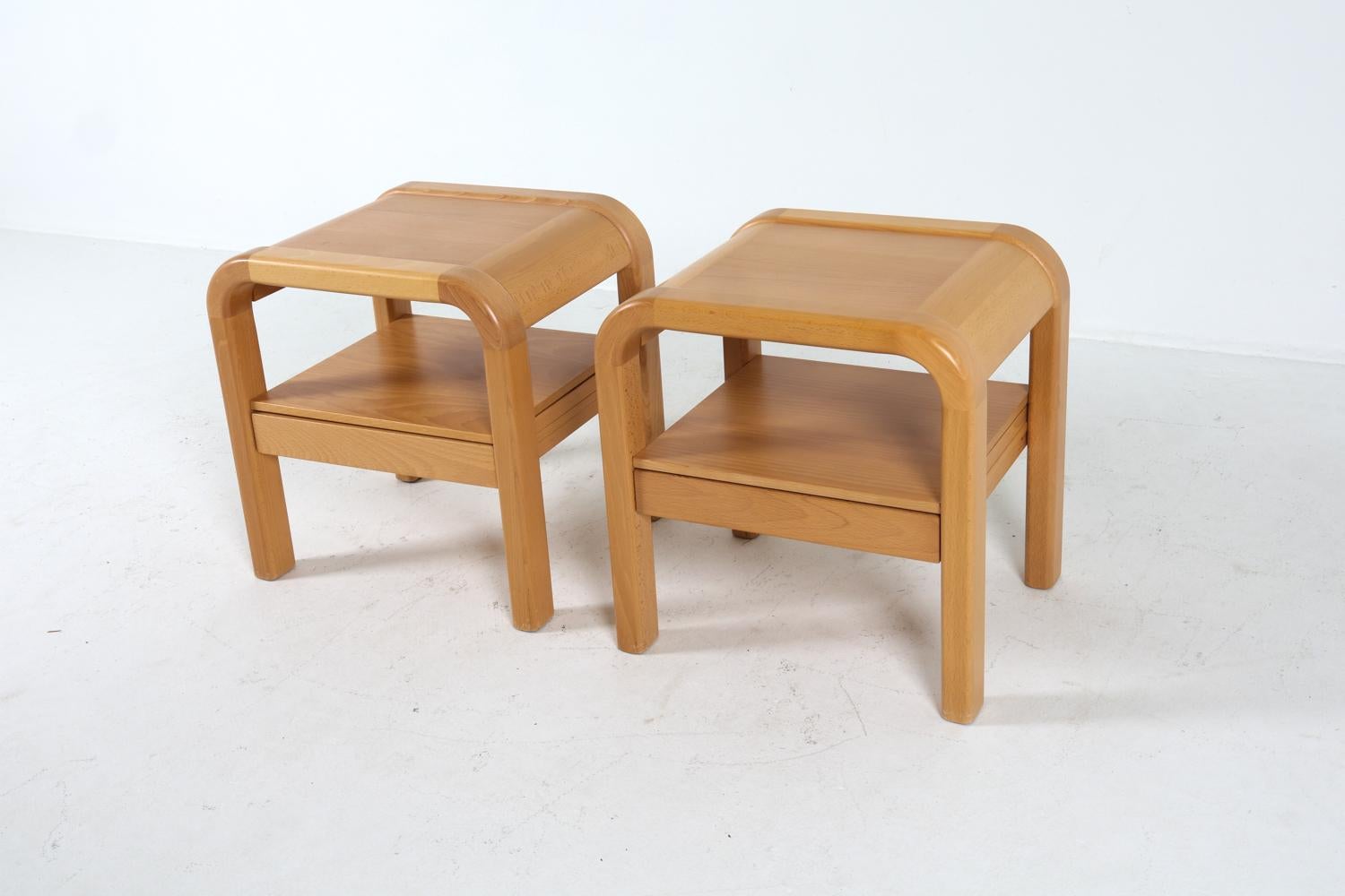 Danois Paire de tables de nuit en bouleau A.I.C. C. 1980 en vente