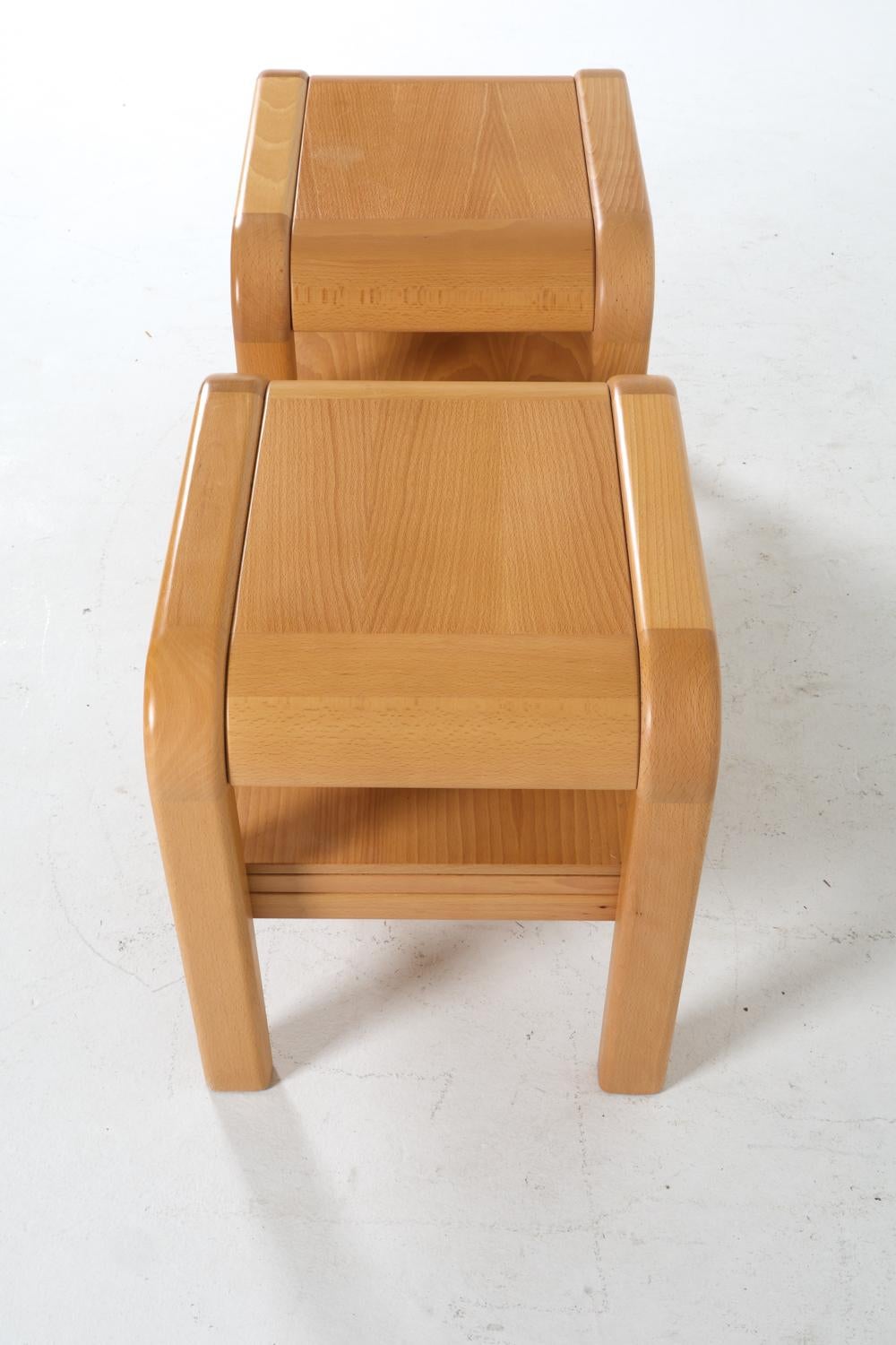 Paire de tables de nuit en bouleau A.I.C. C. 1980 Bon état - En vente à Norwalk, CT
