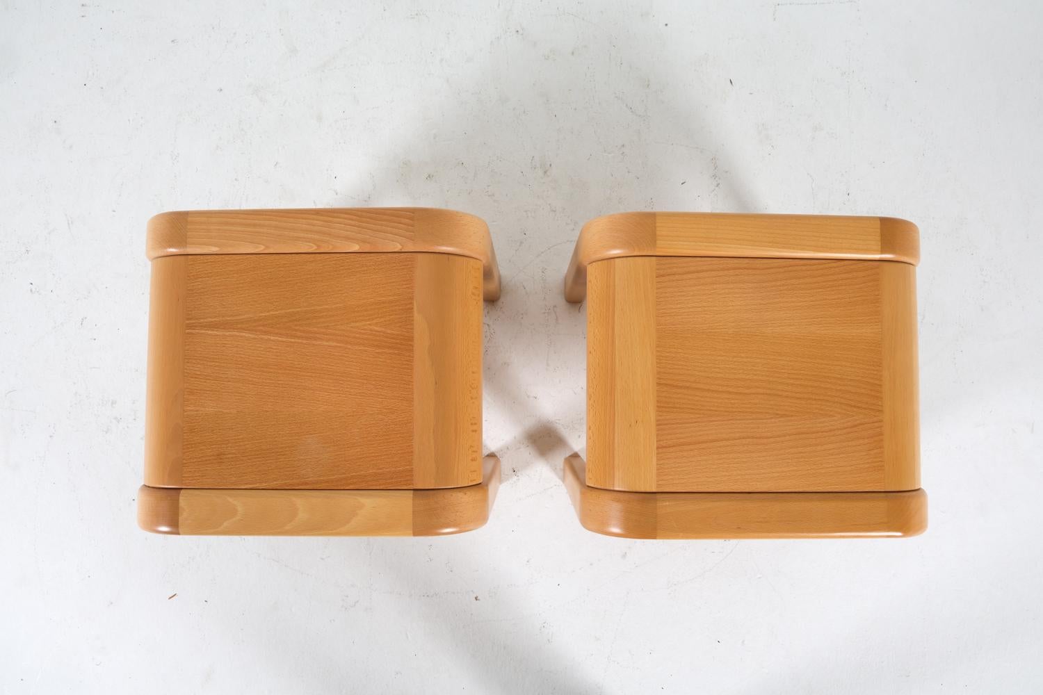 20ième siècle Paire de tables de nuit en bouleau A.I.C. C. 1980 en vente