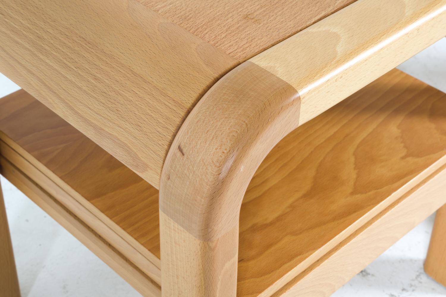 Paire de tables de nuit en bouleau A.I.C. C. 1980 en vente 1