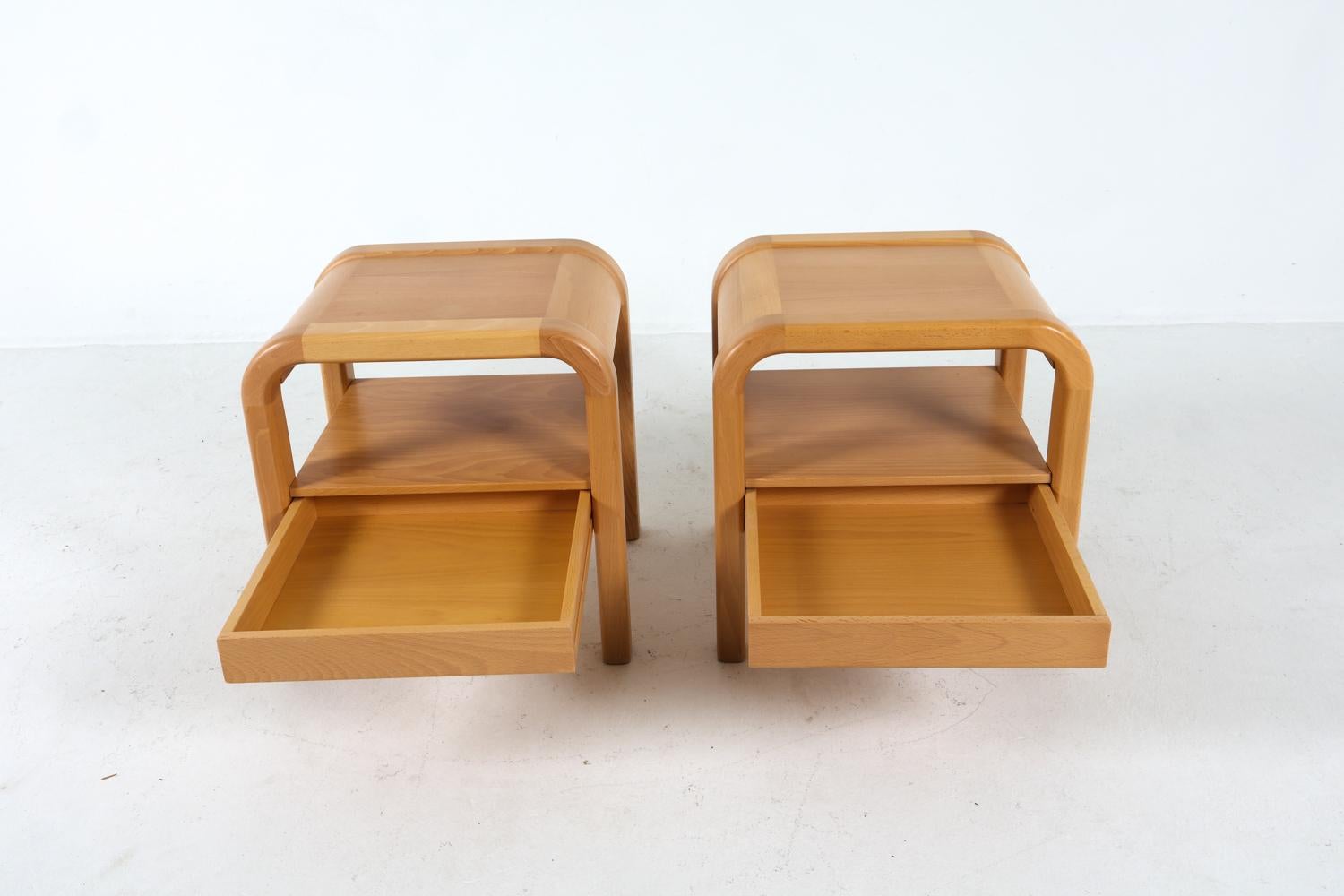 Paire de tables de nuit en bouleau A.I.C. C. 1980 en vente 2