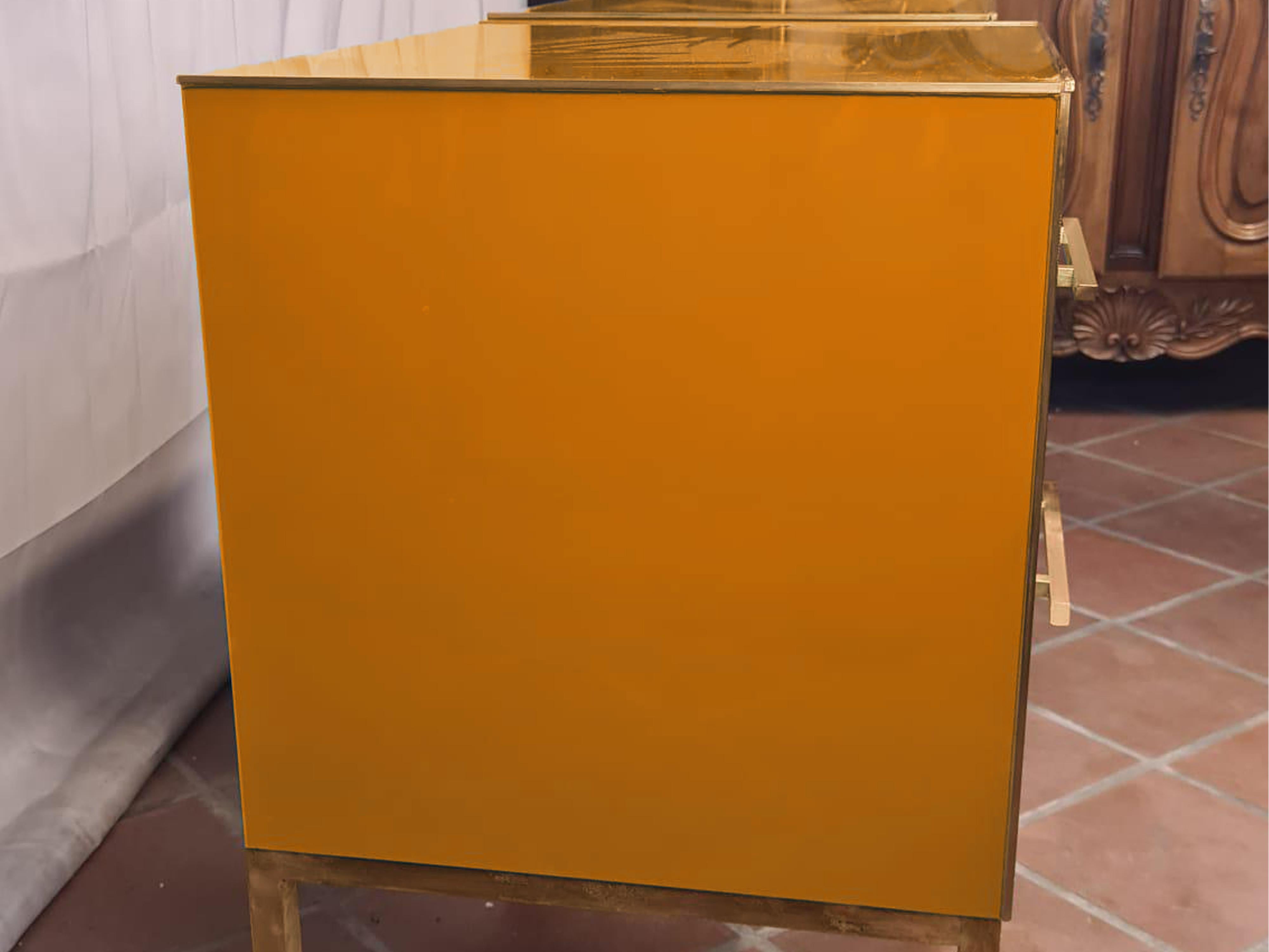Dieses atemberaubende Paar Nachttische aus Birke verbindet auf perfekte Weise die Ästhetik der Mitte des Jahrhunderts mit einer zeitgenössischen Note, die an die 1950er Jahre erinnert.

Jeder Nachttisch wird in Italien fachmännisch gefertigt und