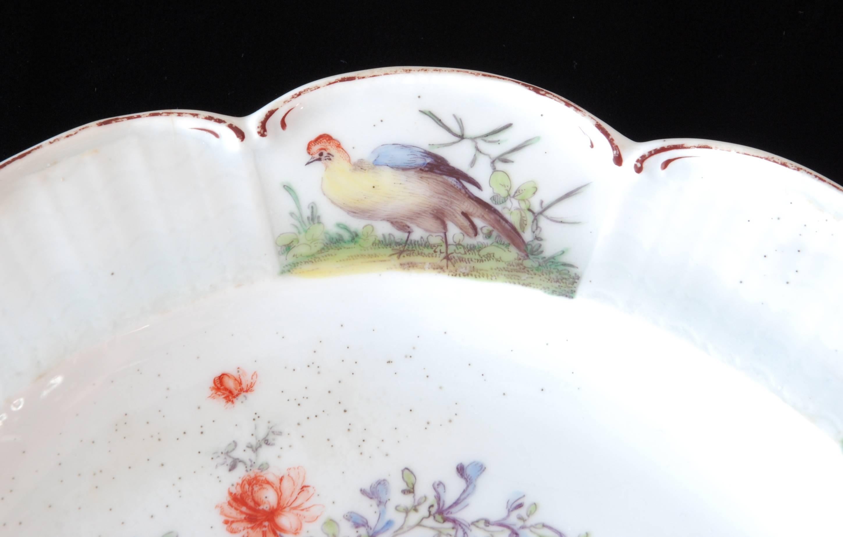 Porcelaine Paire d'assiettes à oiseaux, Chelsea, datant d'environ 1755 en vente