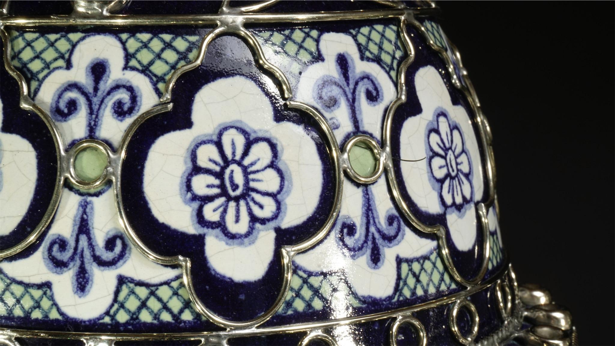Always unique pieces is what you are going to hear about Jesus Guerrero Santo's work, all the pieces are handmade and created one by one it takes months to produce each peace.
This ceramica and white metal (alpaca) base, was created in Tonalá,