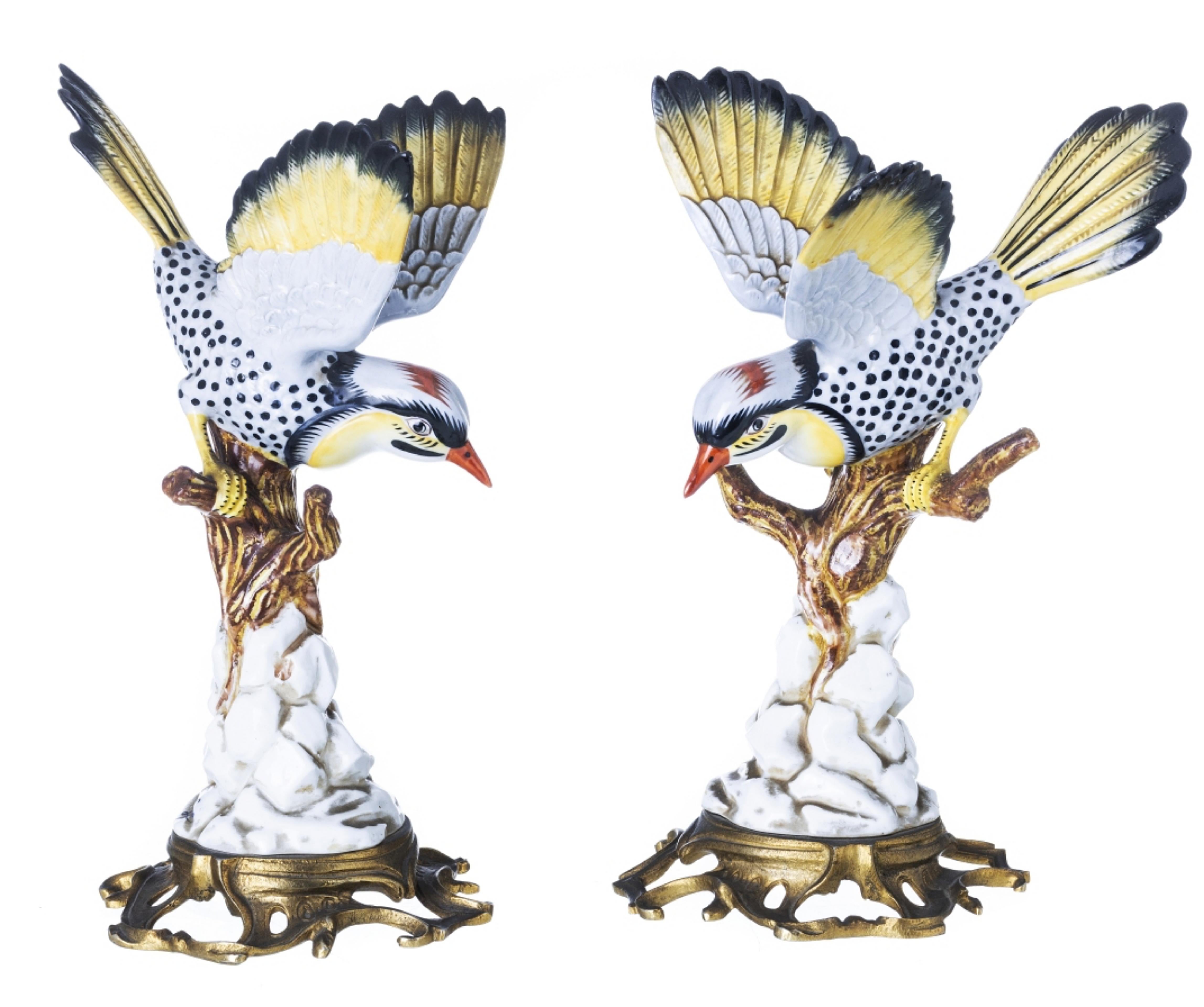 „PAIR OF BIRDS ON TORSO“ FRENCH SculPTURES SEVRES 19. Jahrhundert

Paar Sèvres-Porzellan-Skulpturen.
Auf Bronze-Reliefsockeln ruhend.
Markiert.
Höhe: 30 cm.
gute Bedingungen