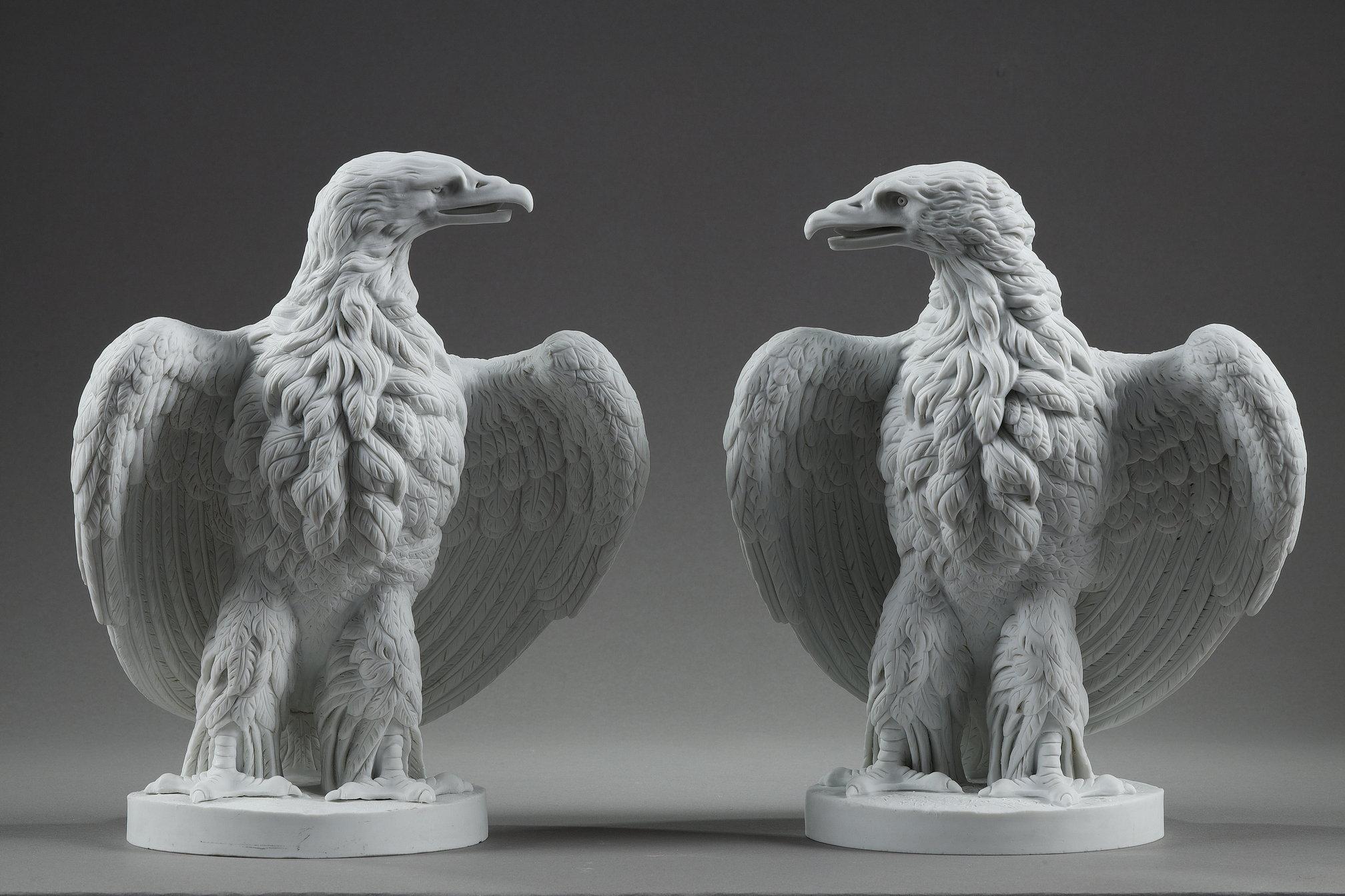 Francese Coppia di sculture in biscuit raffiguranti aquile di Napoleone III in vendita
