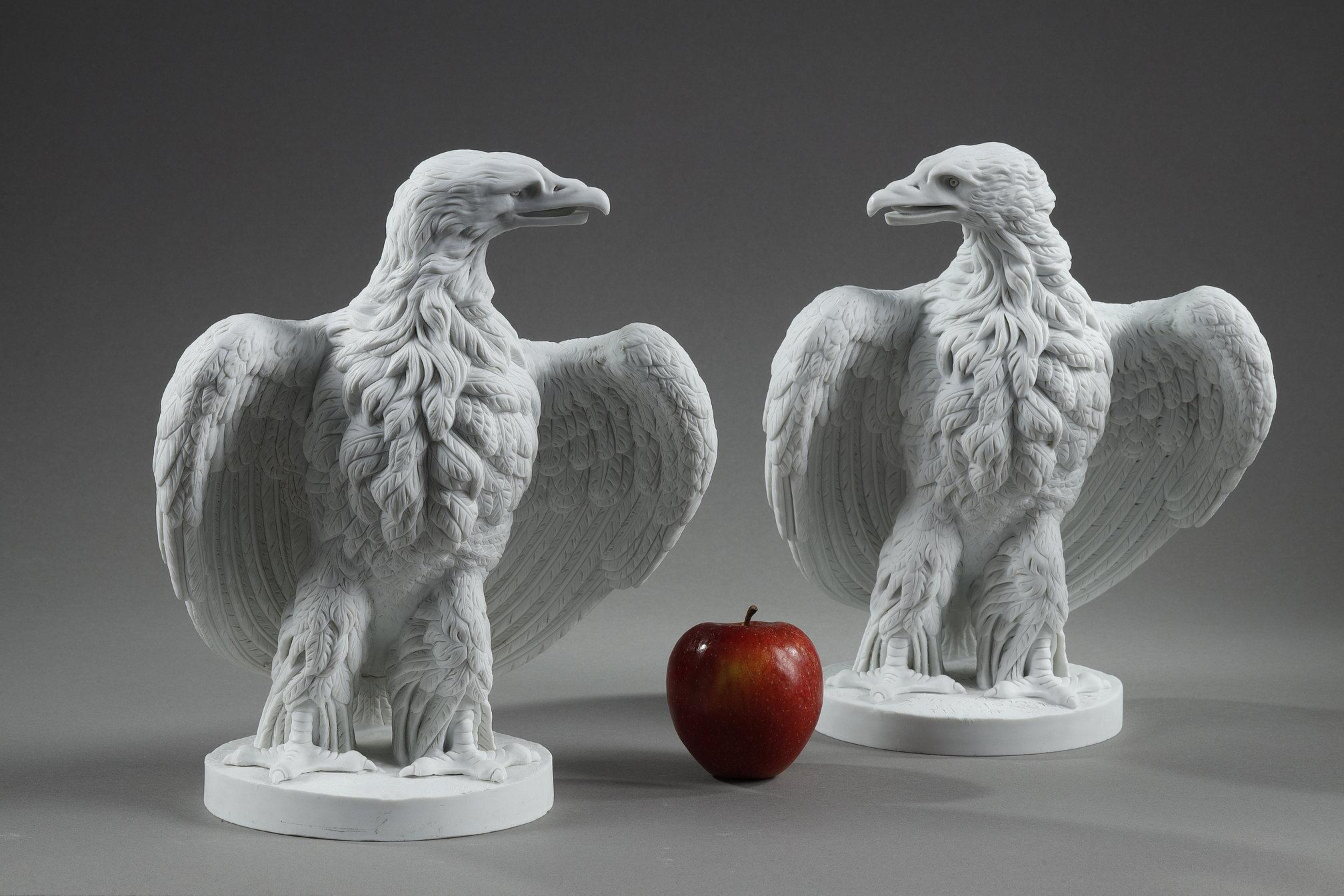 Coppia di sculture in biscuit raffiguranti aquile di Napoleone III In condizioni buone in vendita a Paris, FR