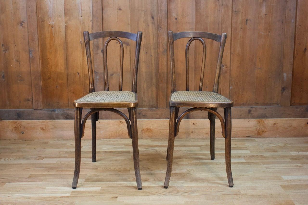 Paire de chaises de bistrot dans le style des chaises Thonet avec bois courbé. En effet, Michael Thonet a énormément travaillé sur le développement de la technique du bois courbé. Il s'est inspiré d'autres domaines comme la tonnellerie et les
