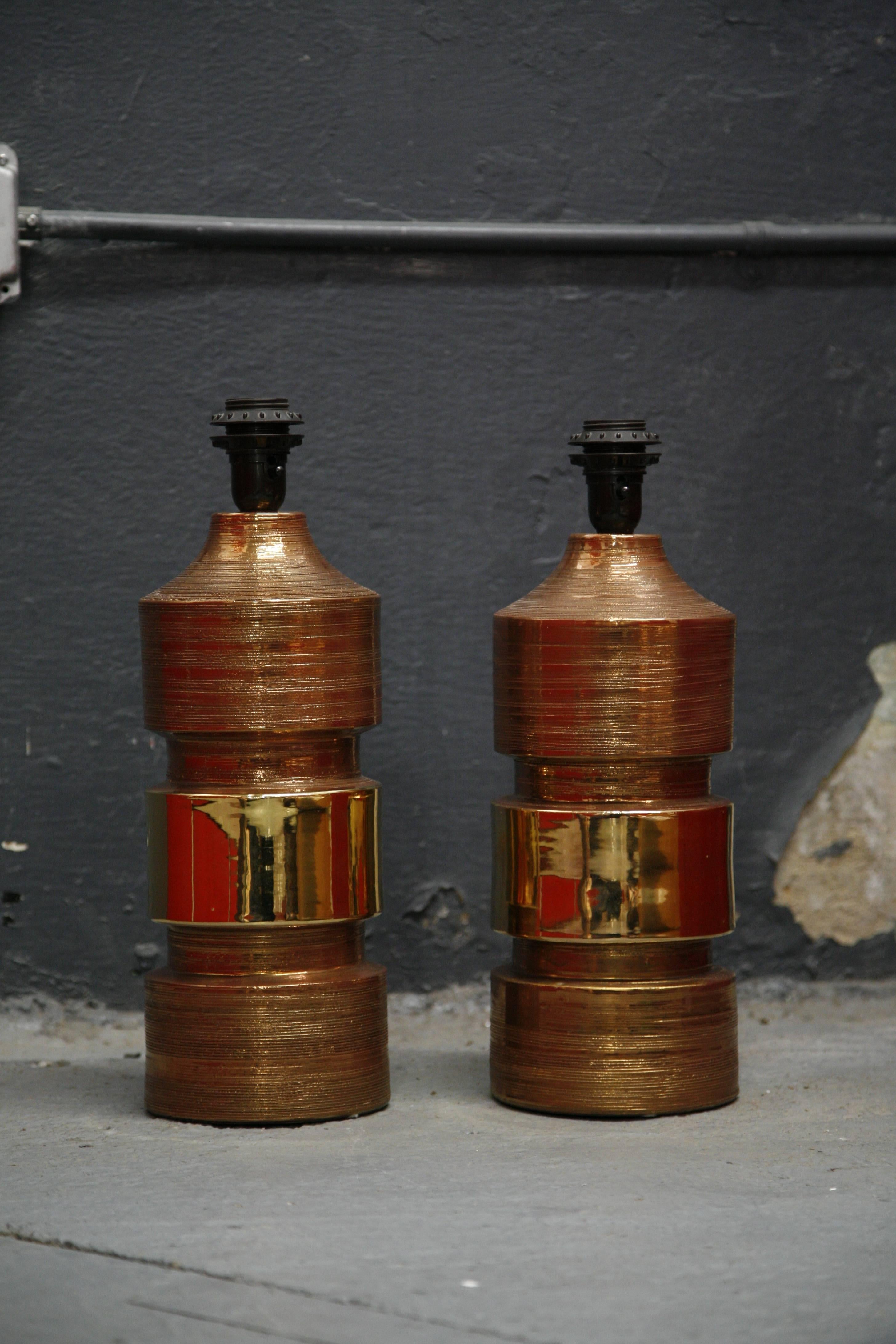 Mid-Century Modern Paire de lampes Bitossi/Bergboms en cuivre et or en vente