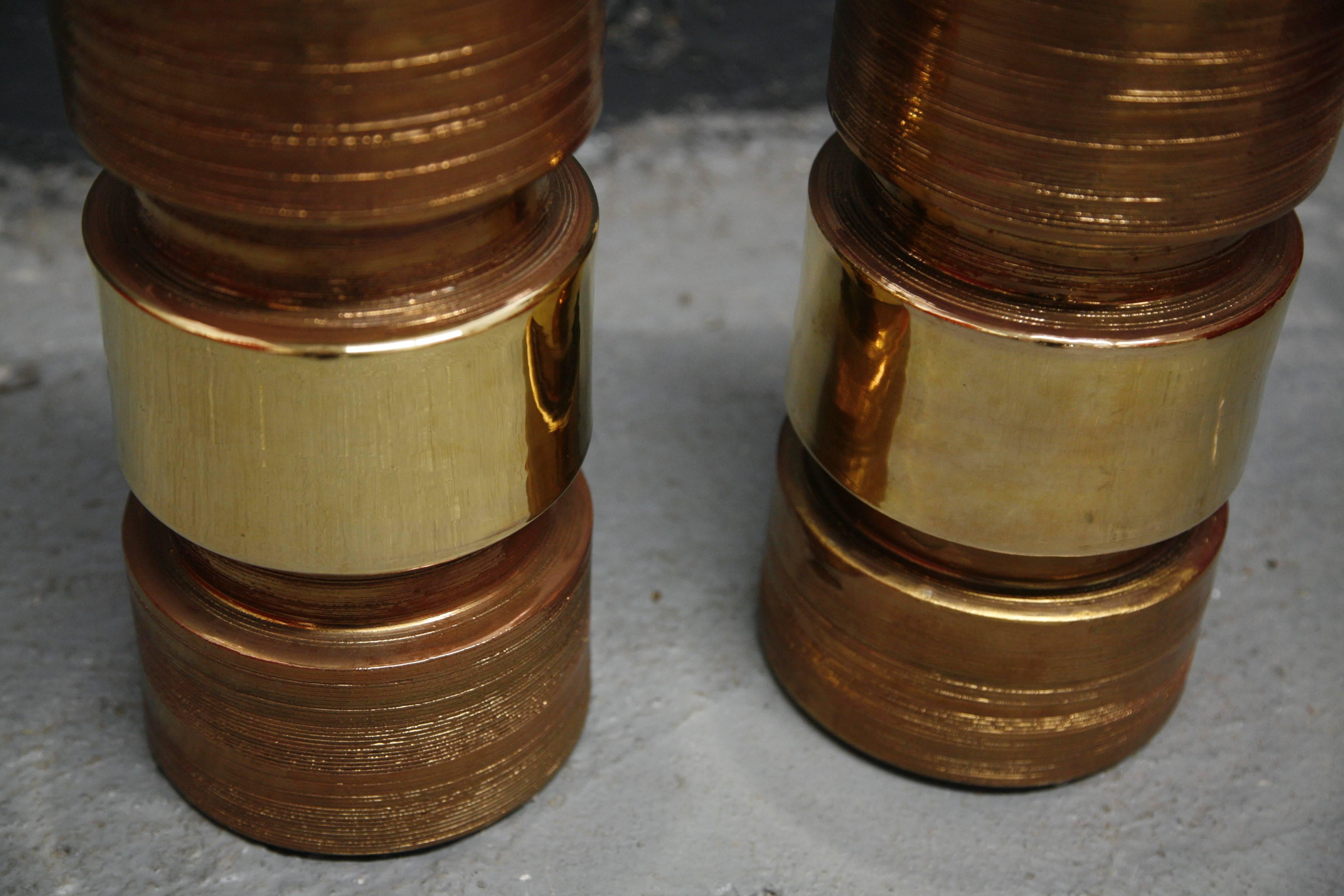 italien Paire de lampes Bitossi/Bergboms en cuivre et or en vente