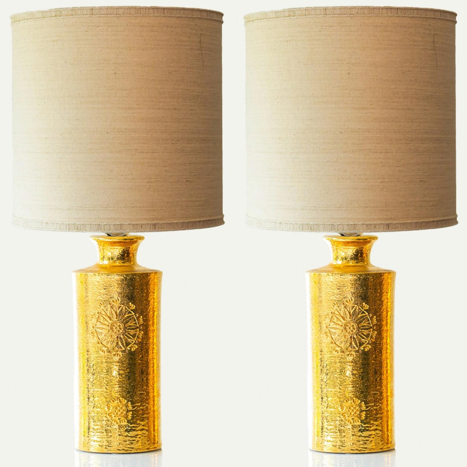 Pareja de lámparas de pie de cerámica de gran calidad de Bittosi, años 70.

Esta base de lámpara aporta una refinada elegancia y un rico atractivo visual a cualquier interior. Con su bella forma, ofrece una presencia única.

Esta base con pantallas