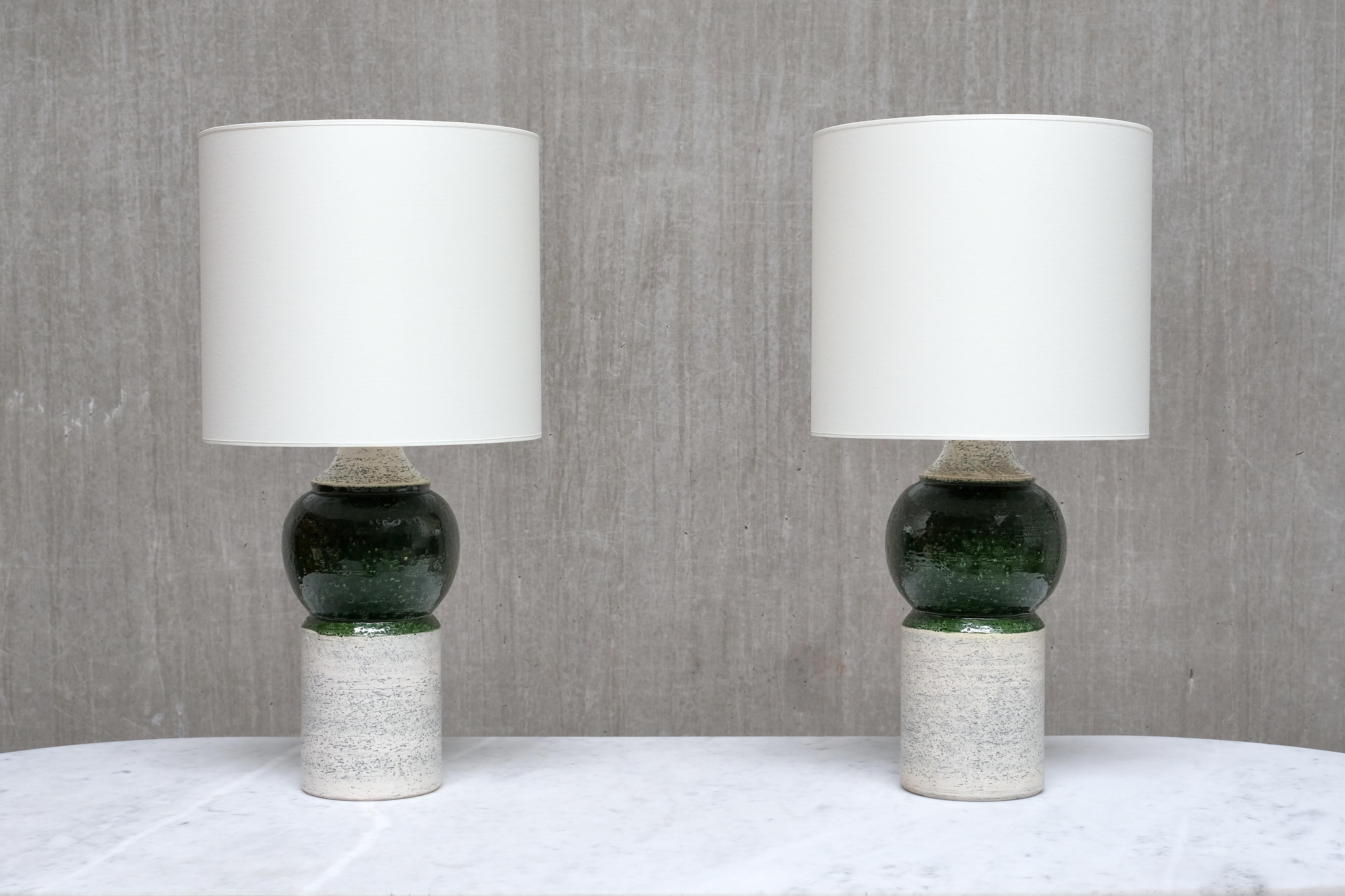 Cette rare paire de lampes de table a été produite par Bitossi en Italie dans les années 1960. L'entreprise suédoise Bergboms a importé les bases en céramique de Bitossi, les a assemblées en lampes et les a vendues au détail en Suède. Chaque lampe