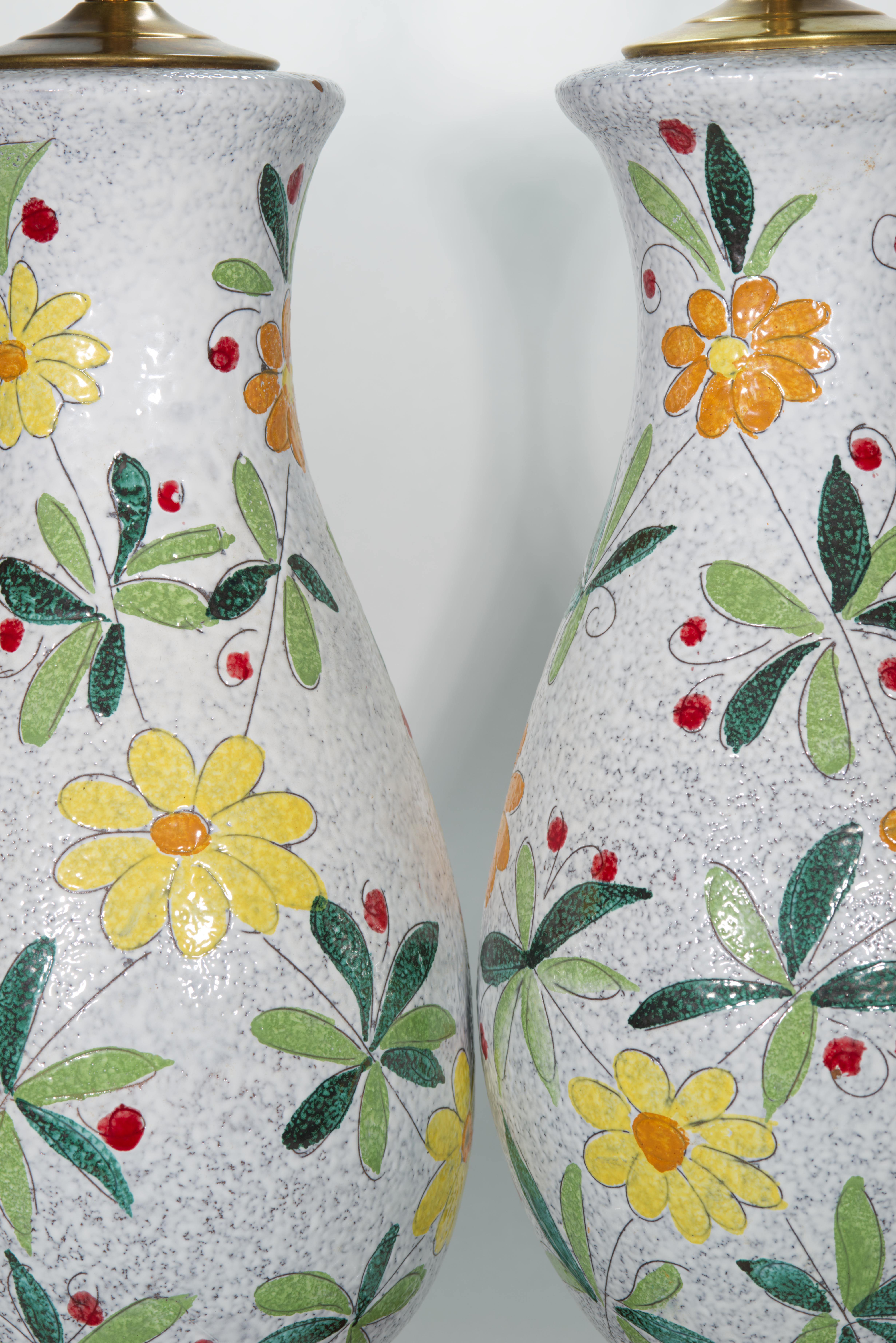 
Seltenes und ungewöhnliches Paar monumentaler Keramiklampen mit abstraktem Sgraffito-Dekor, hergestellt von Bitossi Ceramiche; das Muster ähnelt sehr den Stücken, die Aldo Londi für Bitossi entworfen hat. Hohe urnenförmige Lampen sind mit