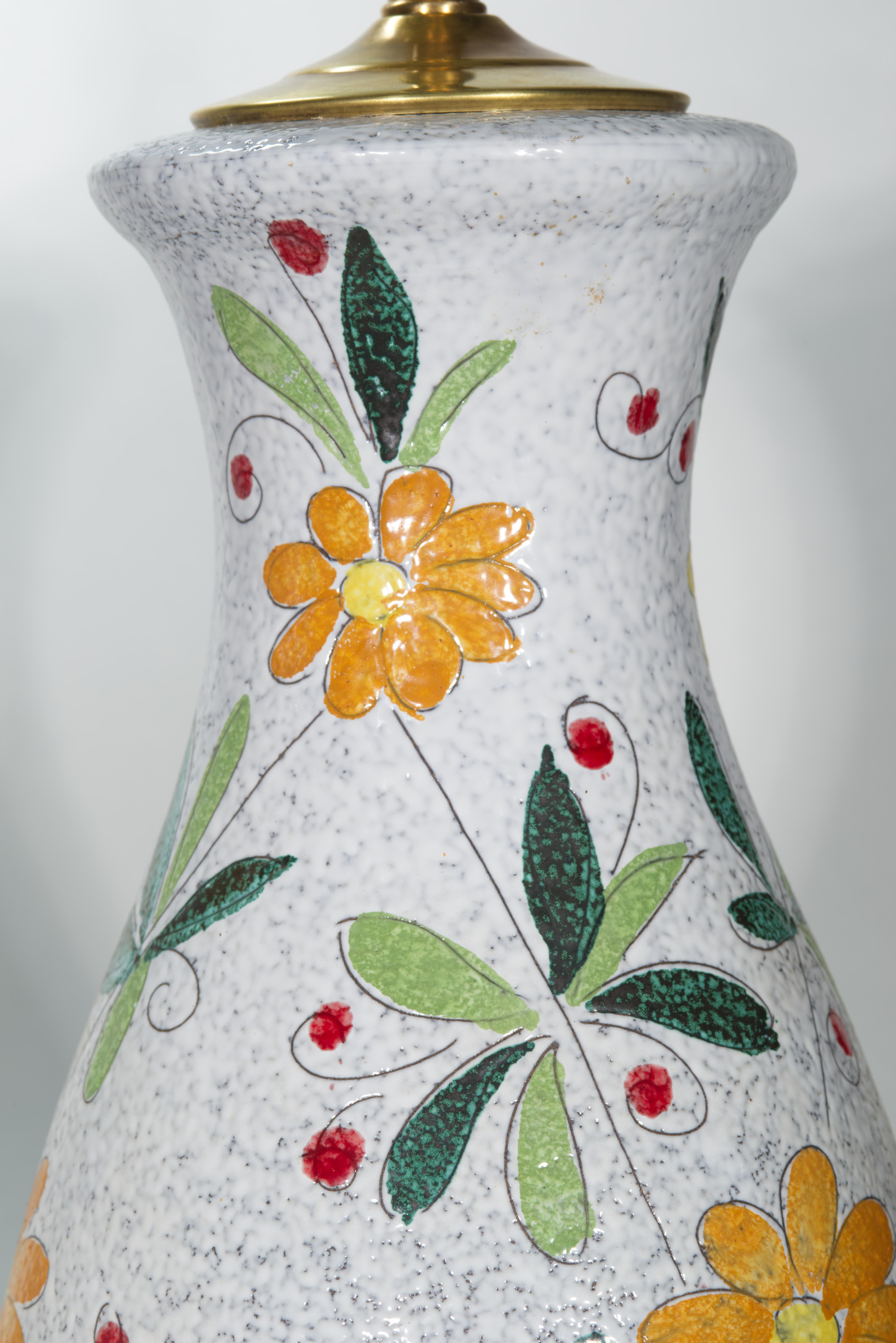 Paar Bitossi Majolika große Urnen-Tischlampen, Blumendekor (Moderne der Mitte des Jahrhunderts) im Angebot