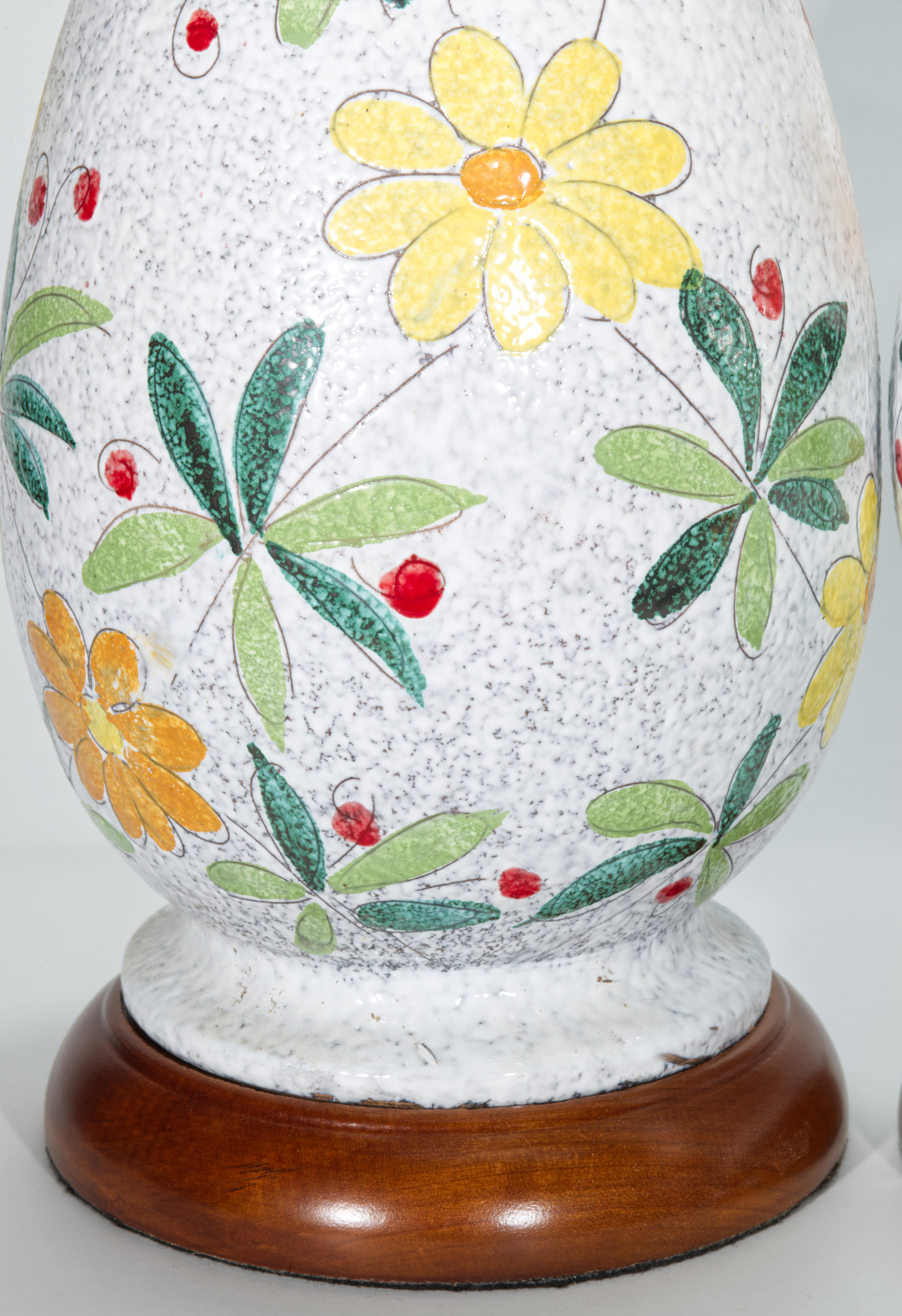 Paar Bitossi Majolika große Urnen-Tischlampen, Blumendekor (Glasiert) im Angebot