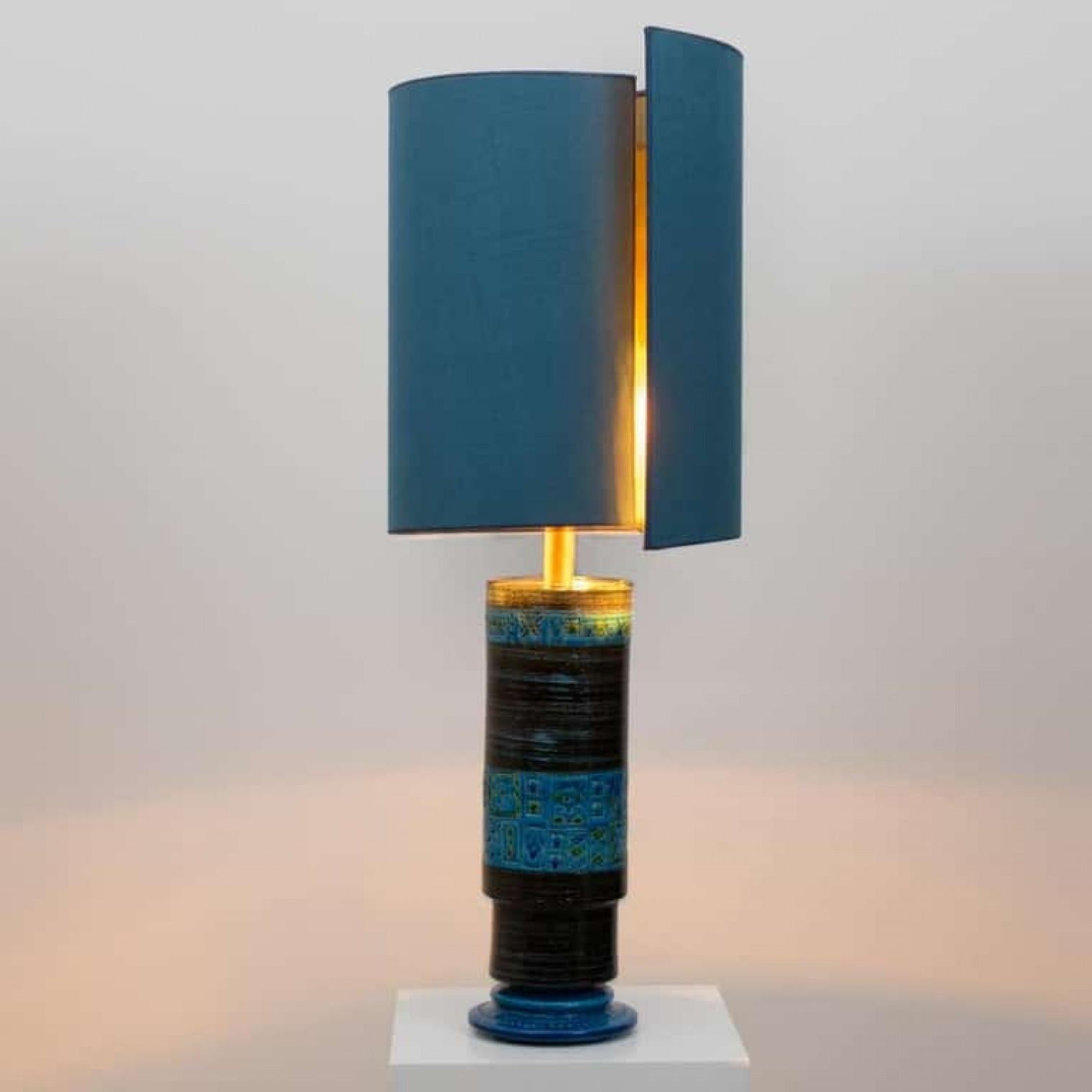 Außergewöhnliches Paar Keramik-Tischlampen von Bitossi, Italien, 1960er Jahre. Skulpturen aus handgefertigter Keramik in blauen, grauen oder grünen Tönen, mit einer Kombination aus trockener und glasierter Oberfläche. Mit neuen, speziell