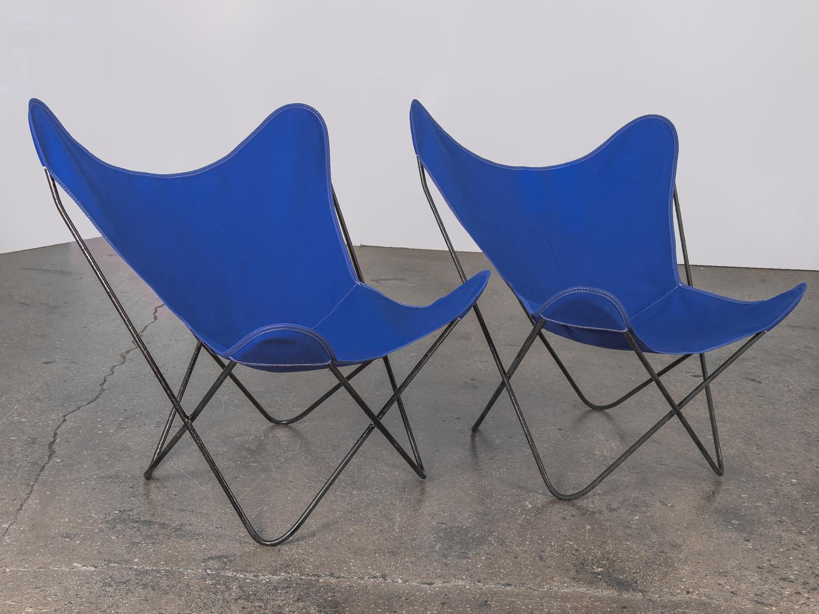 BKF Hardoy Schmetterlingsstühle für Knoll. Dynamische klassische Form, für den Innen- und Außenbereich. Die neuen Segeltuchschlingen passen gut auf die originalen Metallrahmen von Knoll. Die Paare sind entweder in kobaltblauem oder natürlichem