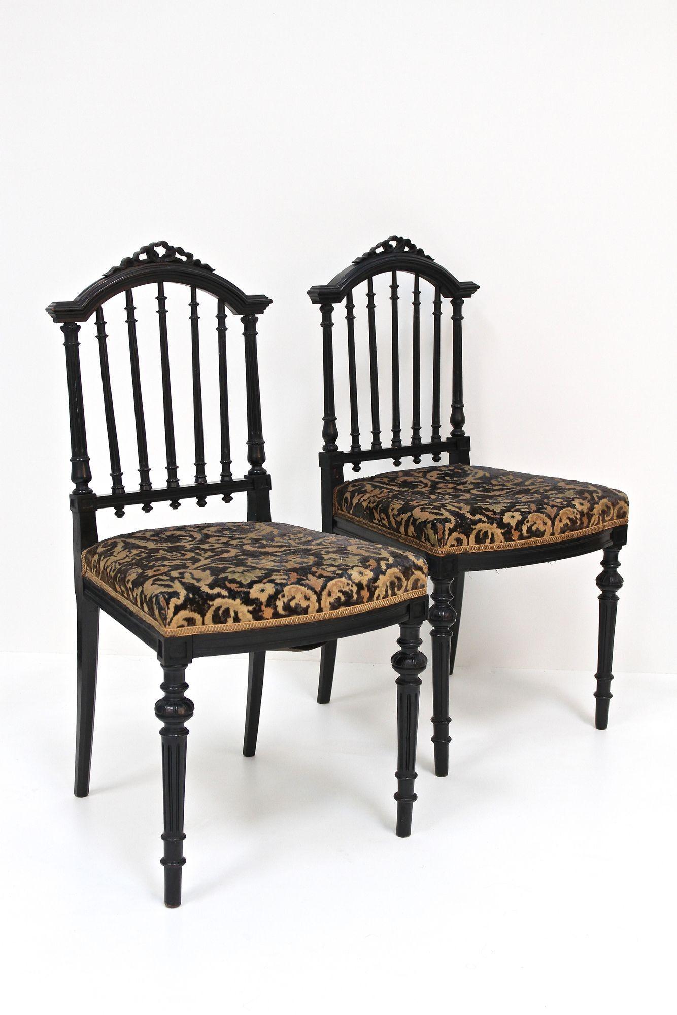 Hervorragendes Paar schwarzer französischer Napoleon-III-Beistellstühle des späten 19. Jahrhunderts mit Originalpolsterung in hervorragendem Zustand. Dieses Set aus zwei schwarzen Beistellstühlen wurde um 1870 in Frankreich in kunstvoller Handarbeit