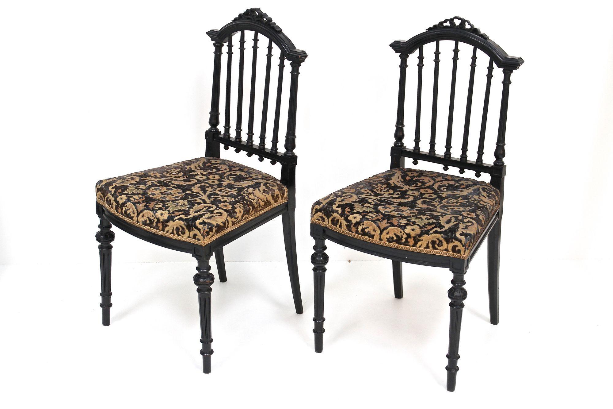 Paar schwarze Beistellstühle aus dem 19. Jahrhundert, Originalpolsterung – FR ca. 1870 im Zustand „Gut“ im Angebot in Lichtenberg, AT