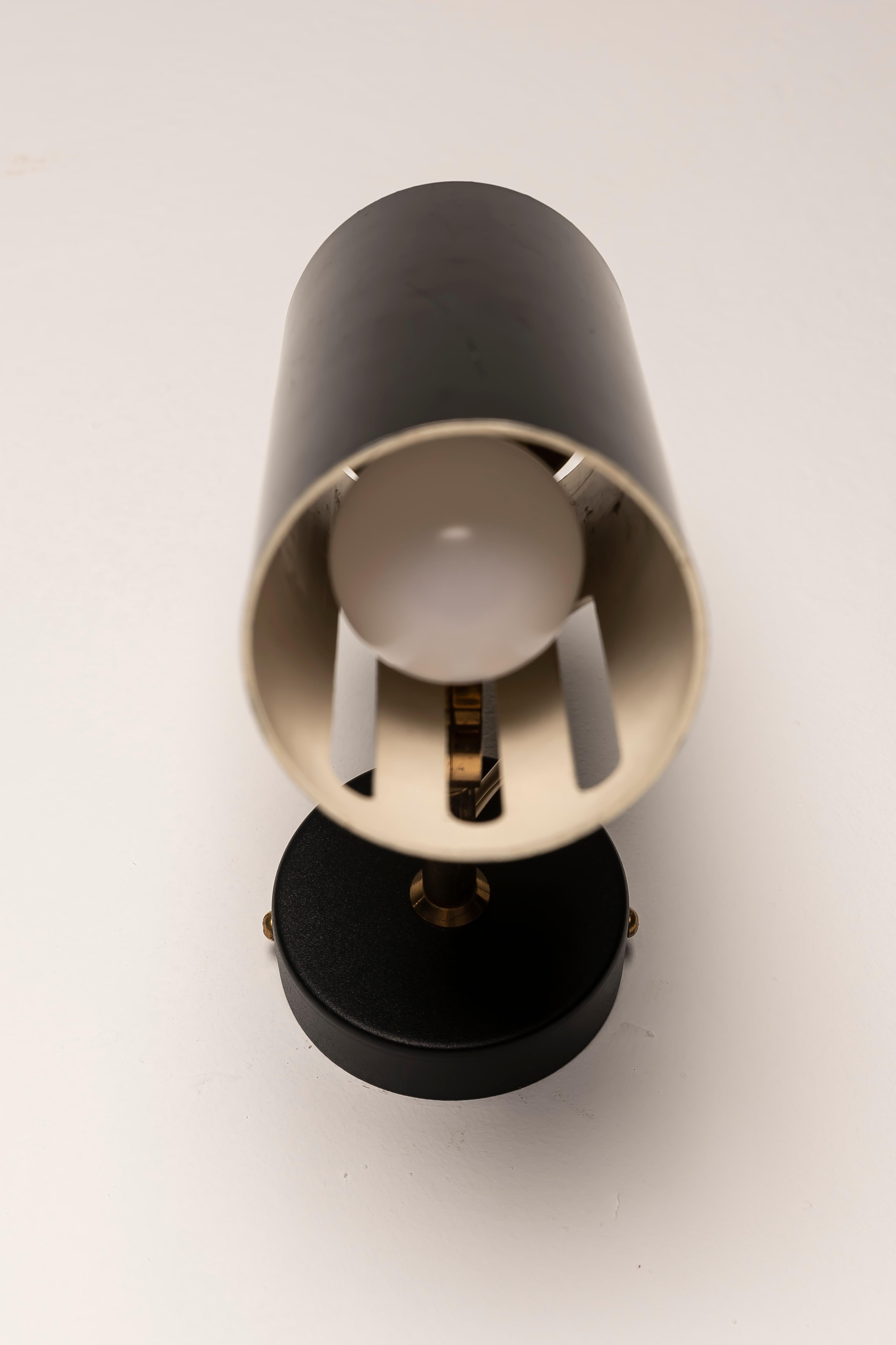 Pareja de apliques de pared en negro y latón de Gino Sarfatti para Stilnovo, años 50 en venta 2