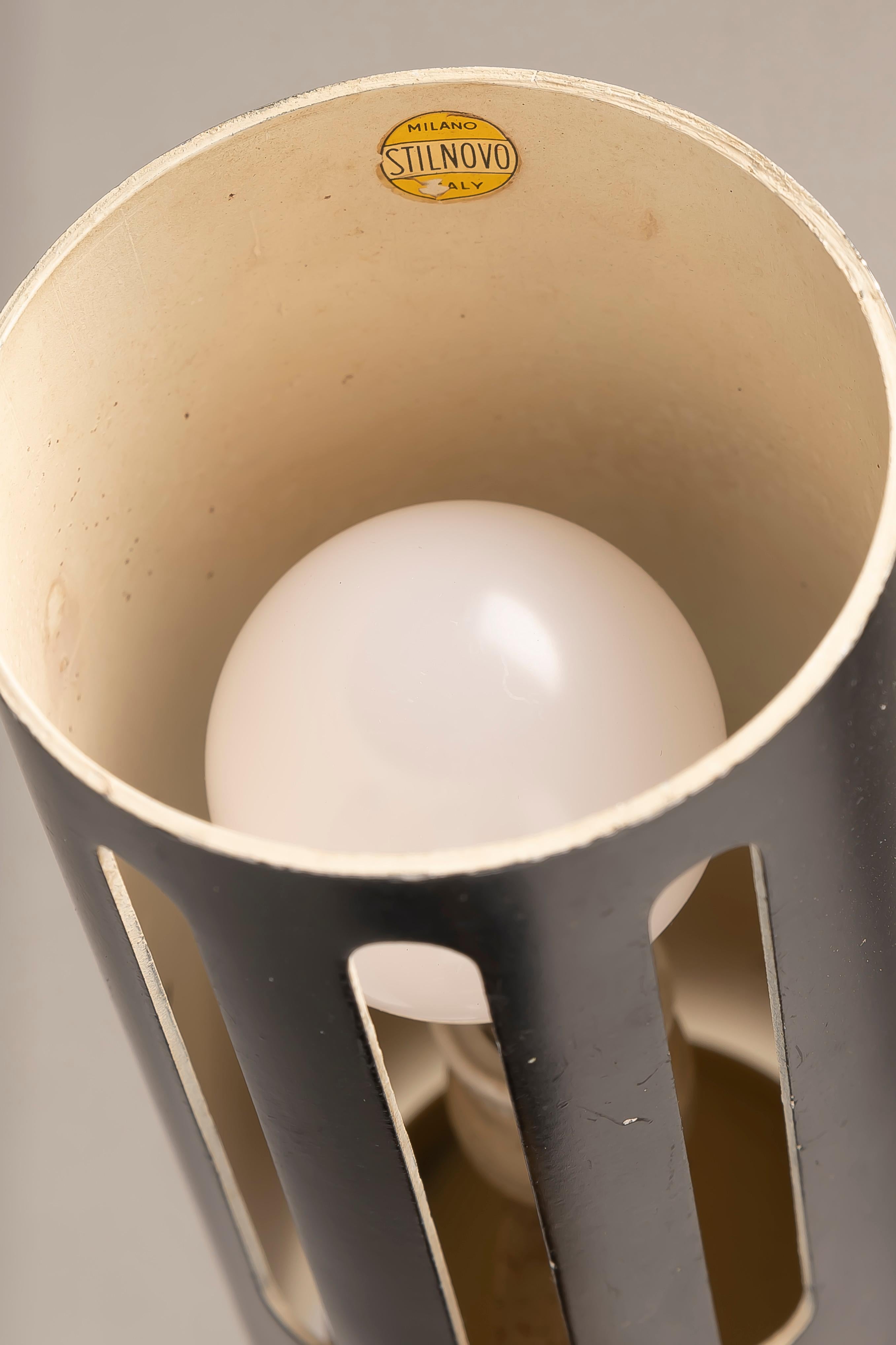 Pareja de apliques de pared en negro y latón de Gino Sarfatti para Stilnovo, años 50 en venta 4