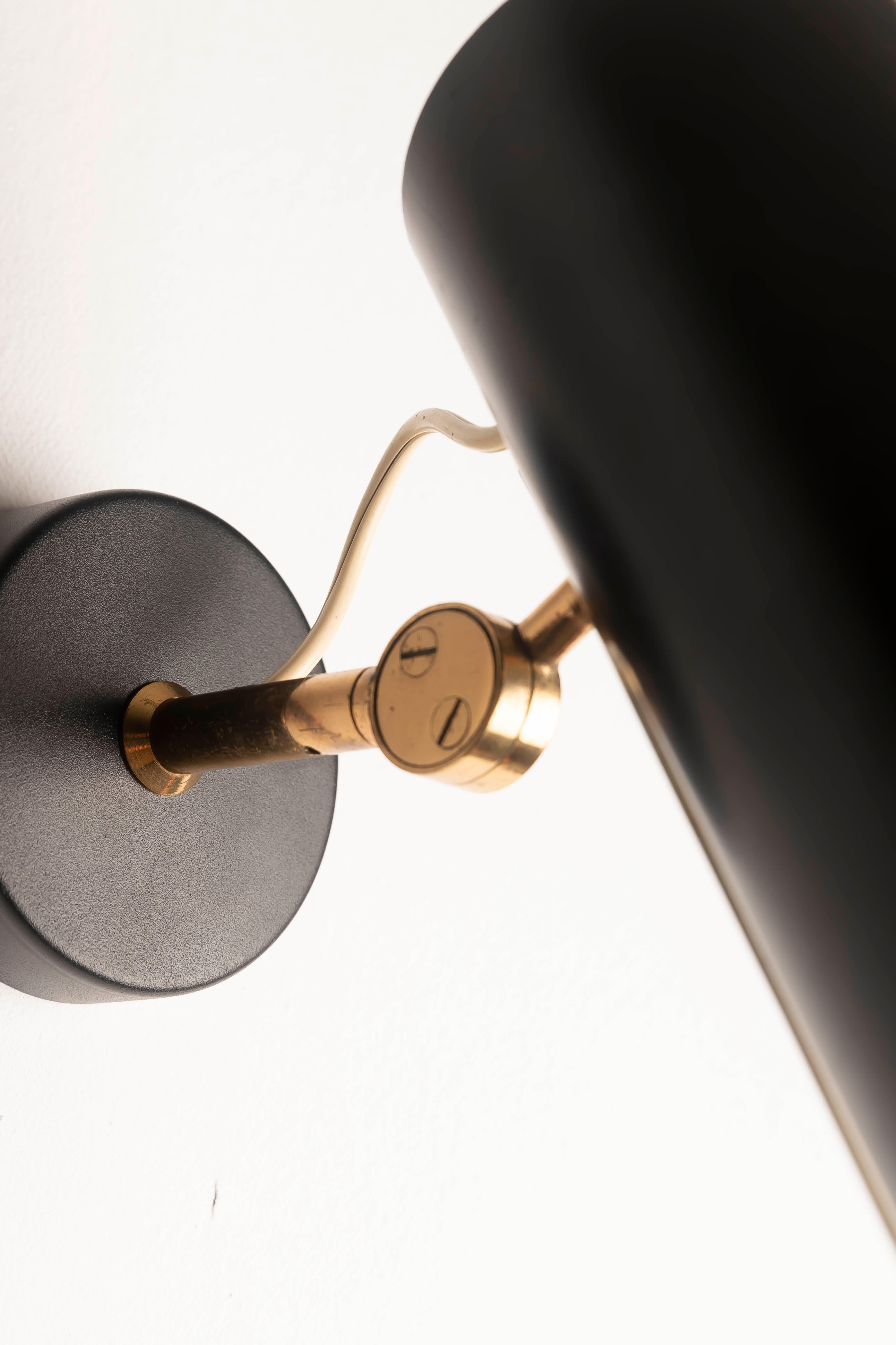 Pareja de apliques de pared en negro y latón de Gino Sarfatti para Stilnovo, años 50 en venta 5