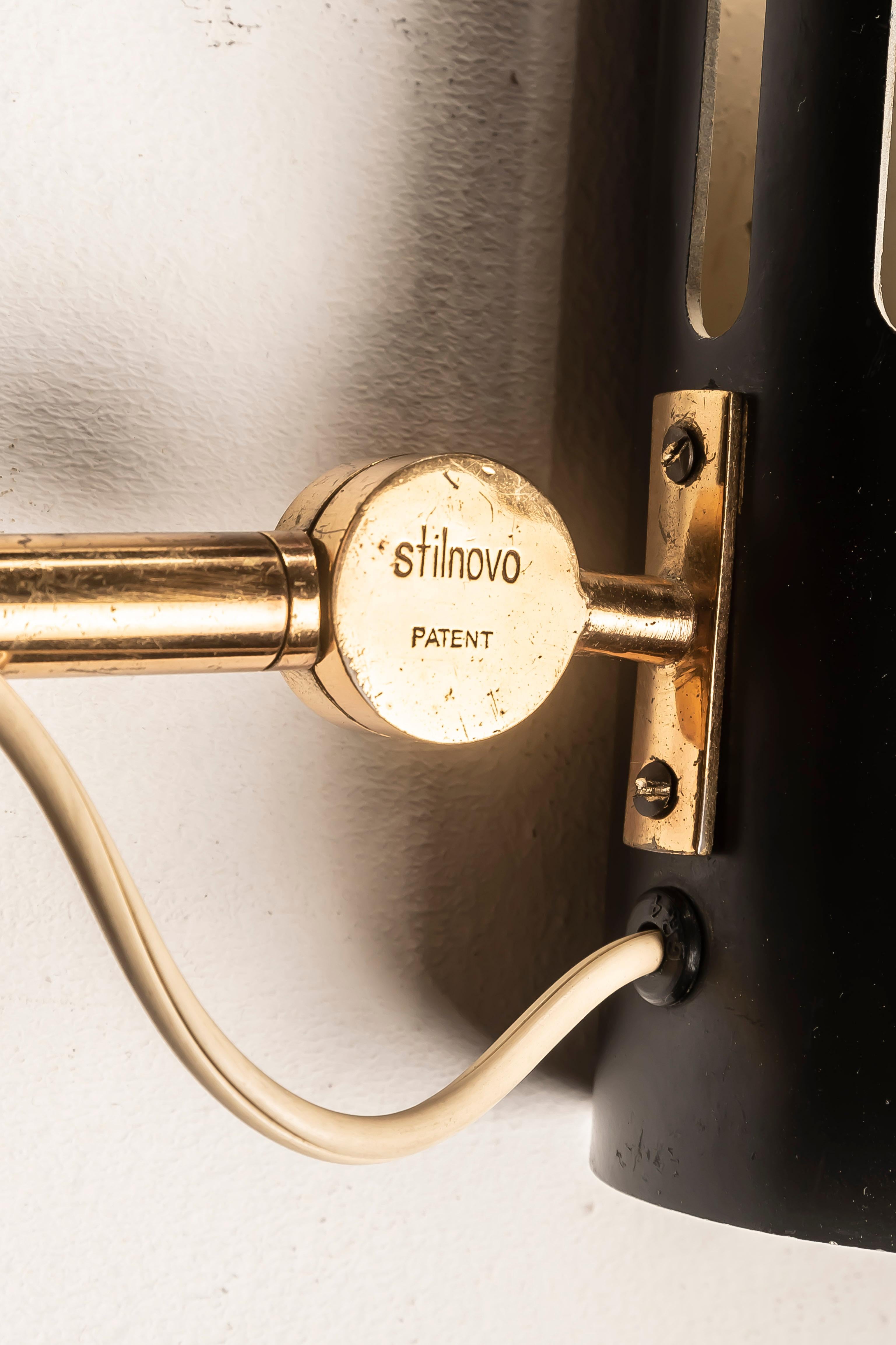 Este par de apliques de pared, diseñados por Gino Sarfatti para Stilnovo en la década de 1950, reflejan el célebre enfoque del maestro italiano de la iluminación moderna: geometría minimalista, versatilidad funcional y elegantes contrastes de