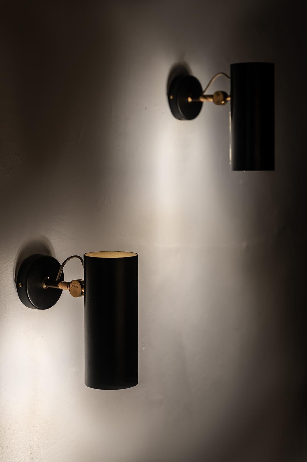 Mid-Century moderno Coppia di lampade da parete in ottone e nero di Gino Sarfatti per Stilnovo, anni '50