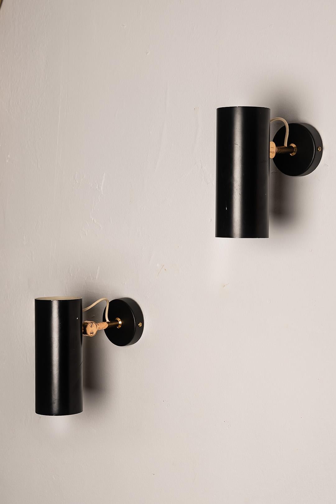 Pareja de apliques de pared en negro y latón de Gino Sarfatti para Stilnovo, años 50 Italiano en venta