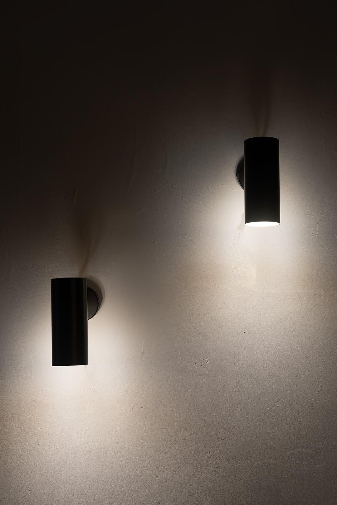 Laccato Coppia di lampade da parete in ottone e nero di Gino Sarfatti per Stilnovo, anni '50