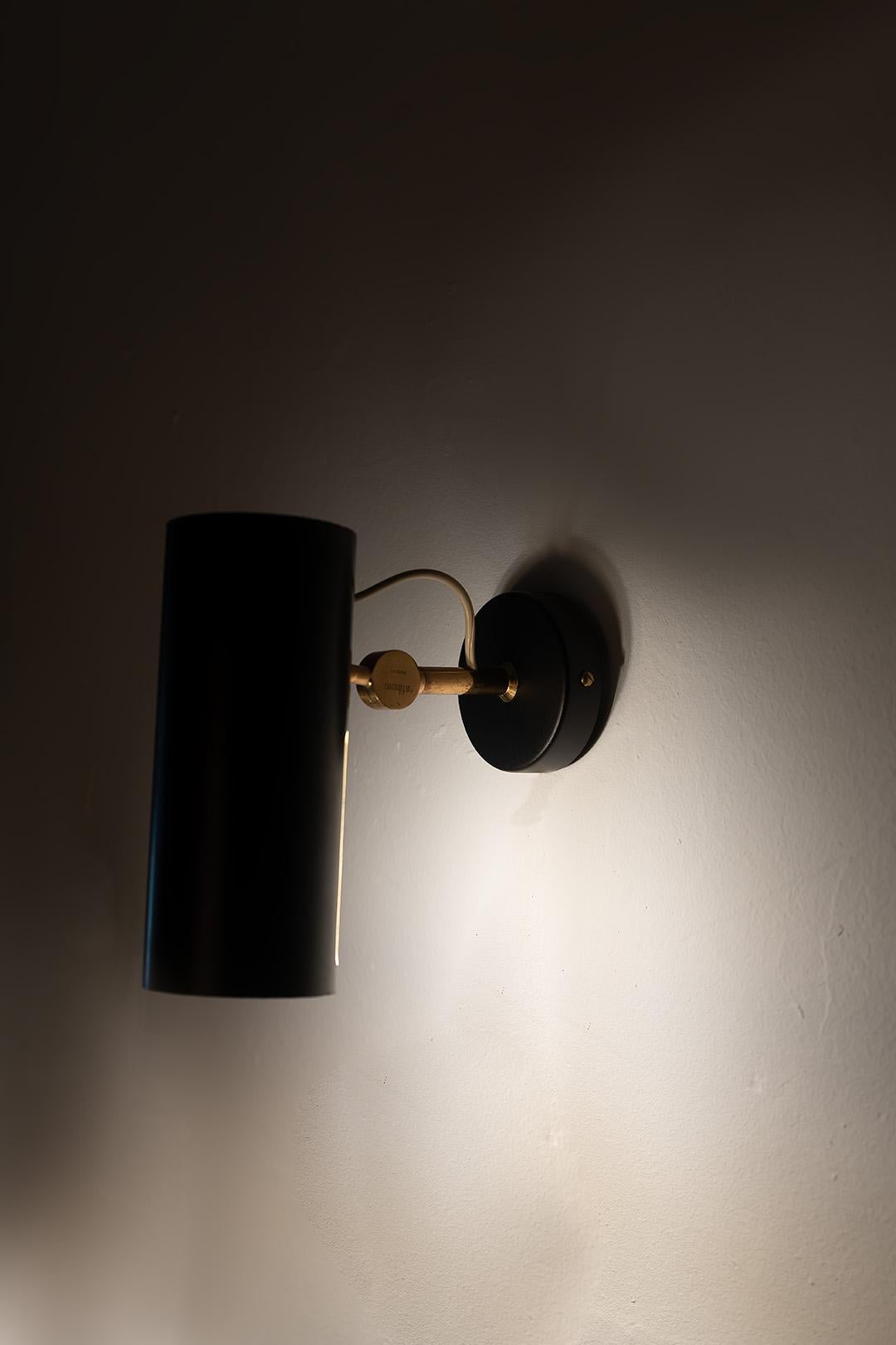 Pareja de apliques de pared en negro y latón de Gino Sarfatti para Stilnovo, años 50 Lacado en venta