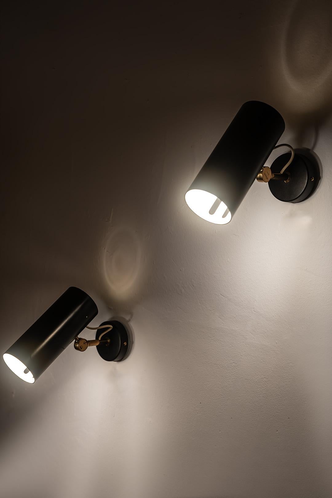 Pareja de apliques de pared en negro y latón de Gino Sarfatti para Stilnovo, años 50 siglo XX en venta