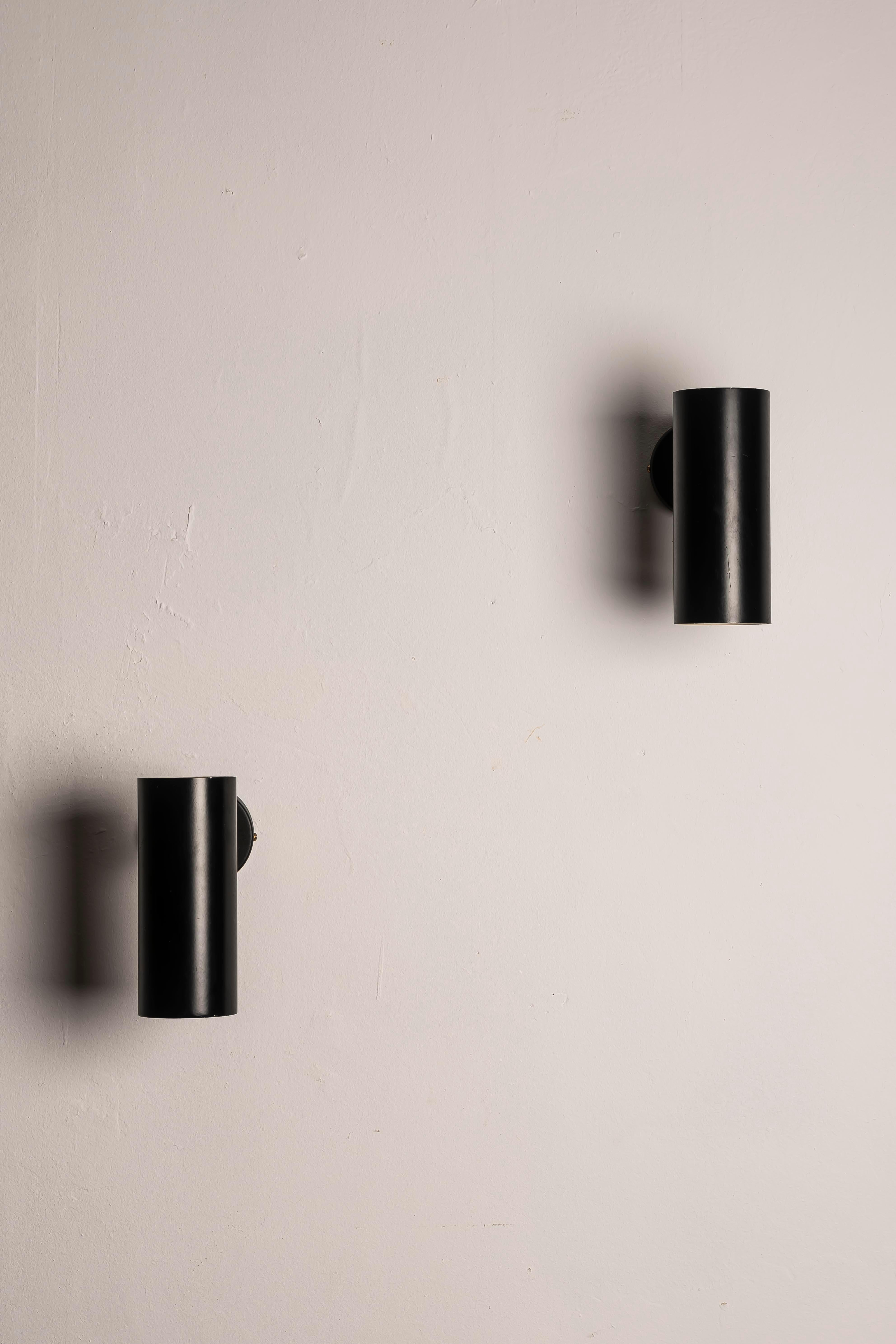 Pareja de apliques de pared en negro y latón de Gino Sarfatti para Stilnovo, años 50 Aluminio en venta