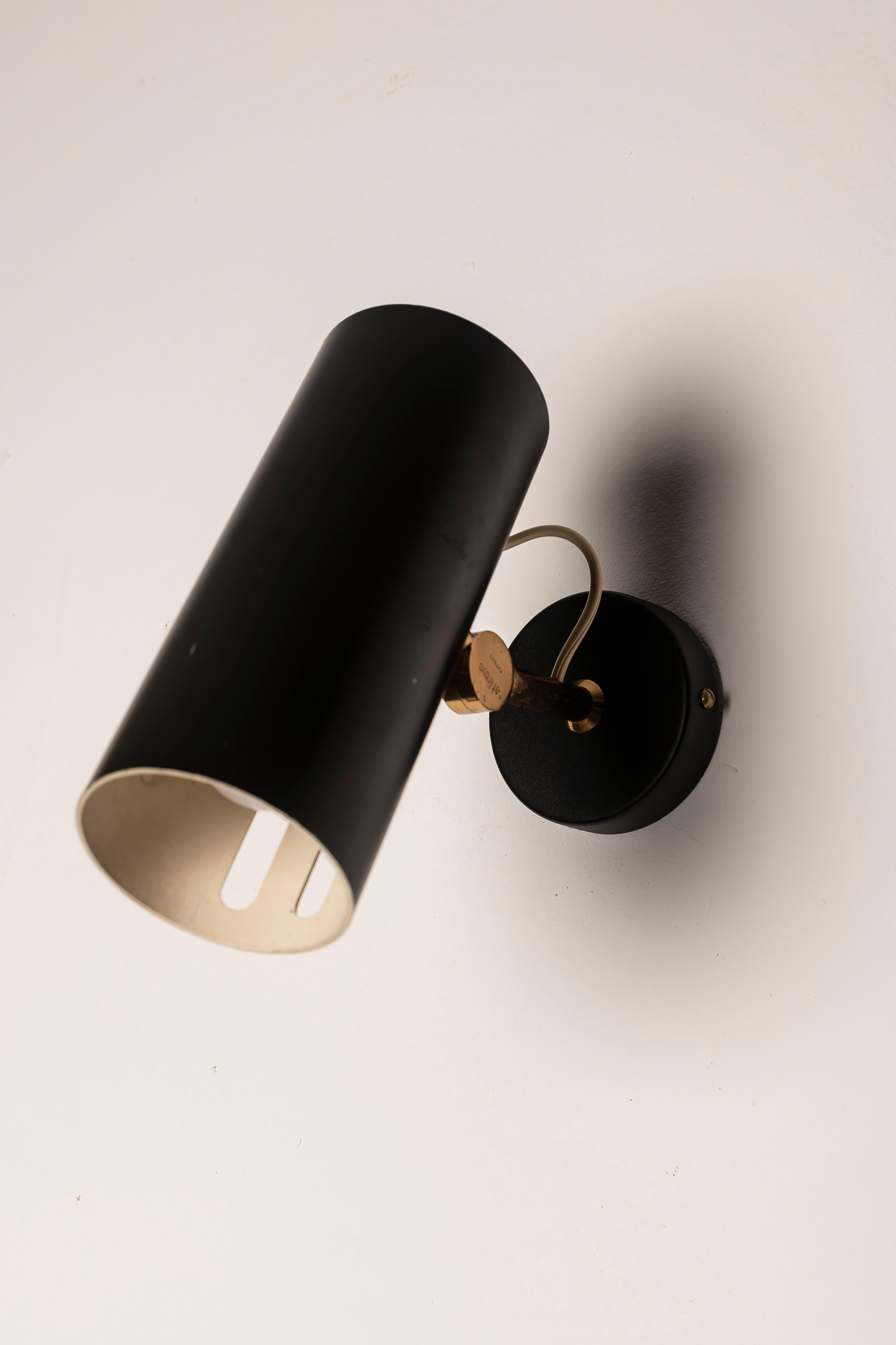 Pareja de apliques de pared en negro y latón de Gino Sarfatti para Stilnovo, años 50 en venta 1
