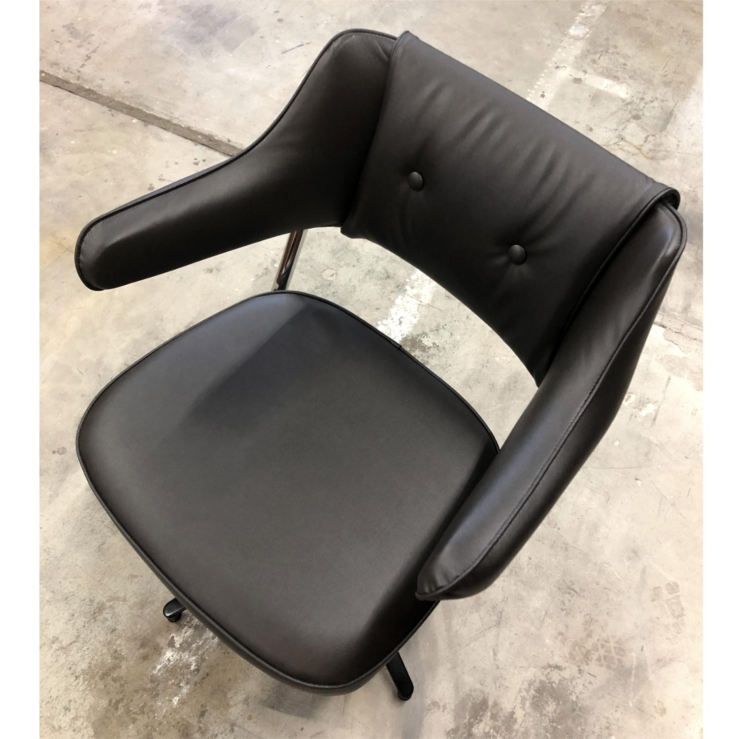 Pair of Black and Chrome Swivel Task Armchairs In Excellent Condition In Chattanooga, TN