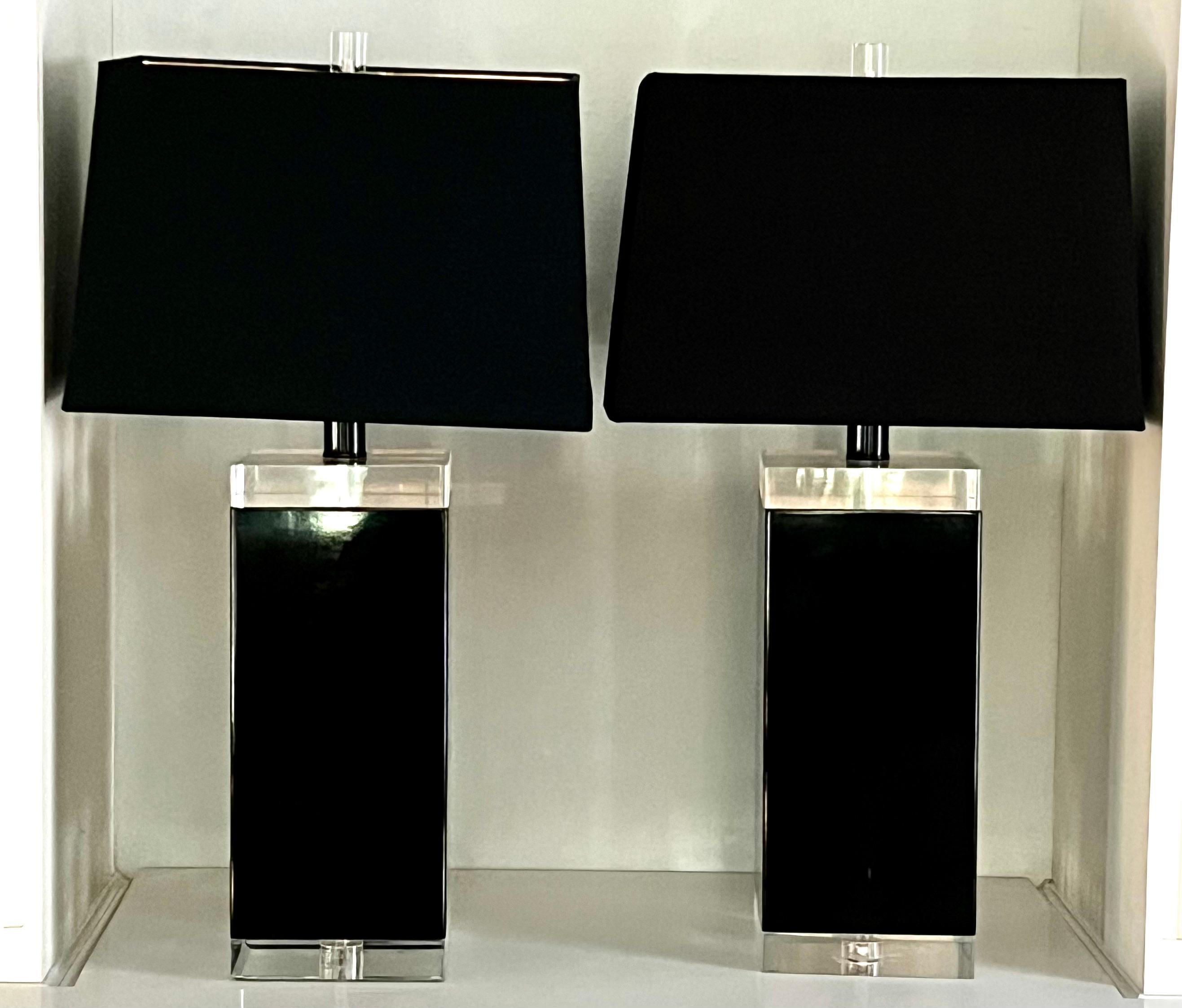 Ein Paar von Acryl Mid Century Modern Schwarz und klar Acryl-Lampen.  Die beiden sind groß und wichtig in Größe und Gewicht.  Das schwarze Acryl ist zwischen zwei dicken Stücken klarem Acryl eingebettet.  Das Paar ist in sehr gutem Zustand und