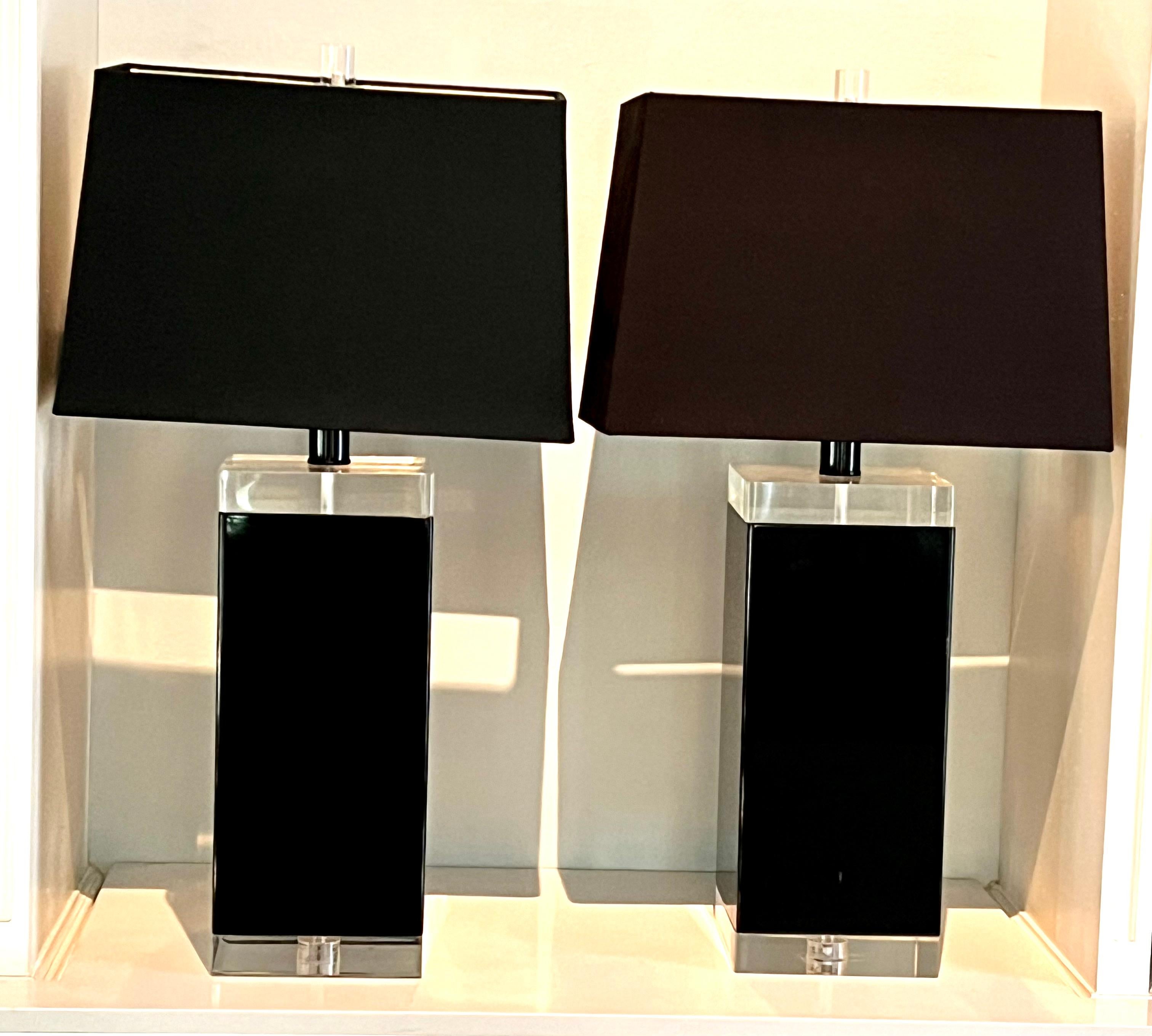 Paar schwarze und klare Acryl-Tischlampen aus der Mitte des Jahrhunderts mit Schirmen (Moderne der Mitte des Jahrhunderts) im Angebot