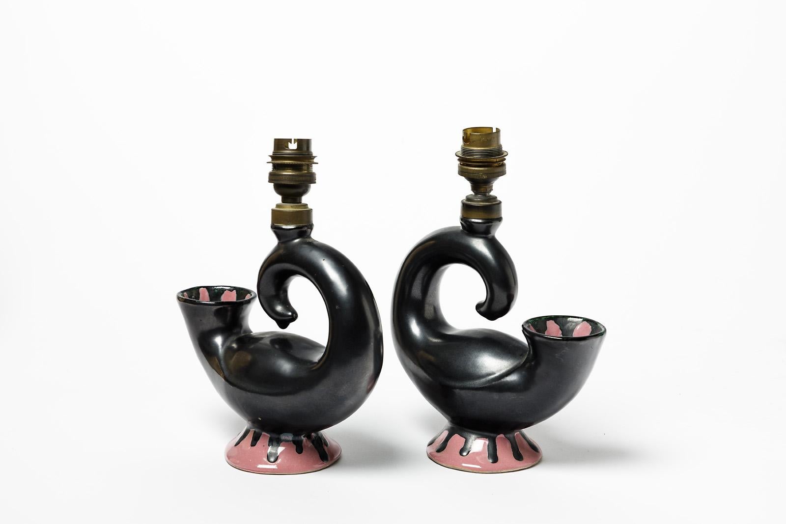 Français Paire de lampes de table en céramique abstraite noire et rose, circa 1950, 20e siècle en vente