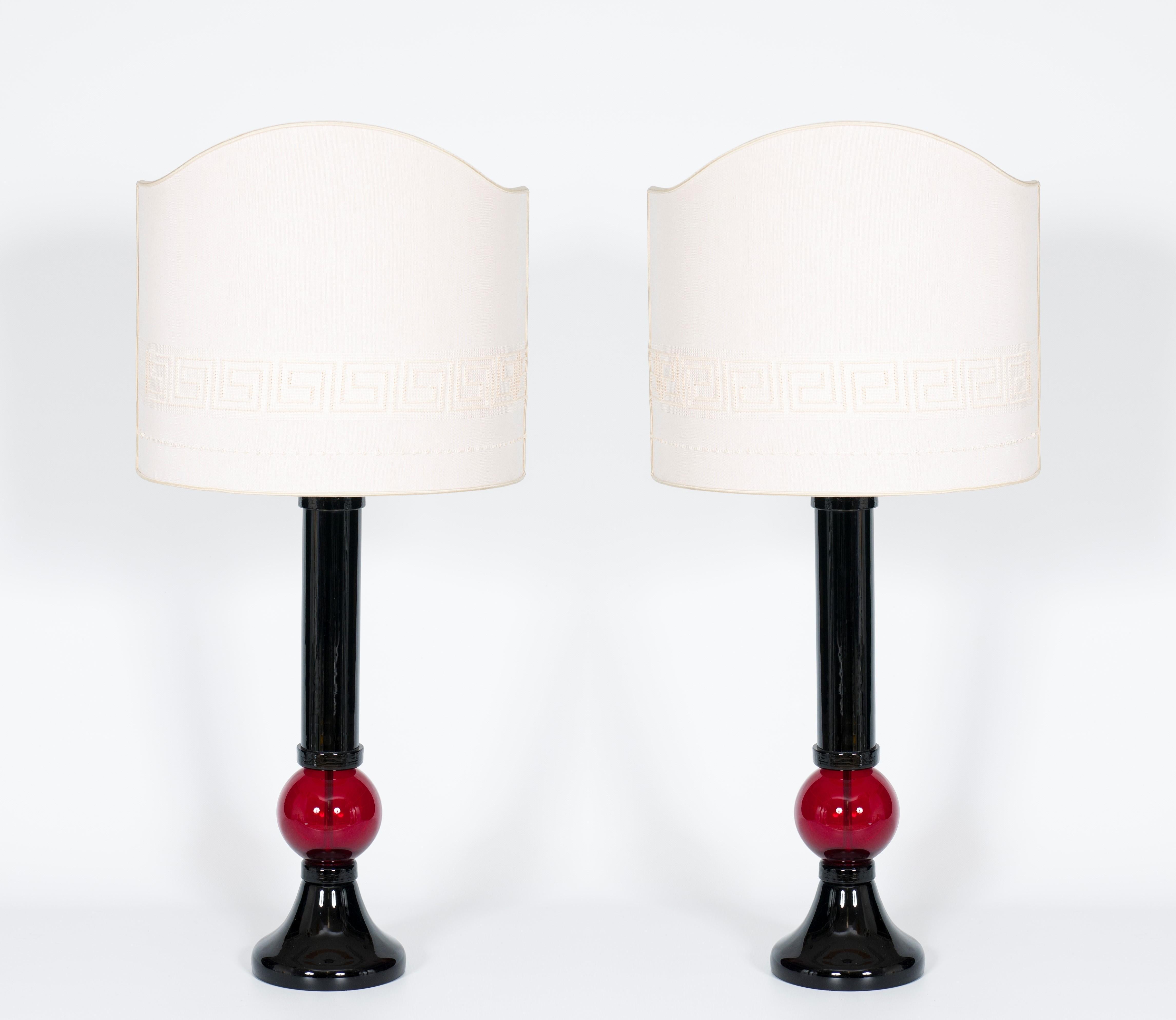 Contemporary pair of Black and Red Table Lamp in Blown Murano Glass, 21st Century.
This is an exclusive pair of Venetian table lamps, entirely made of blown Murano glass. They stand out for their perfection of details, their richness of colors, and
