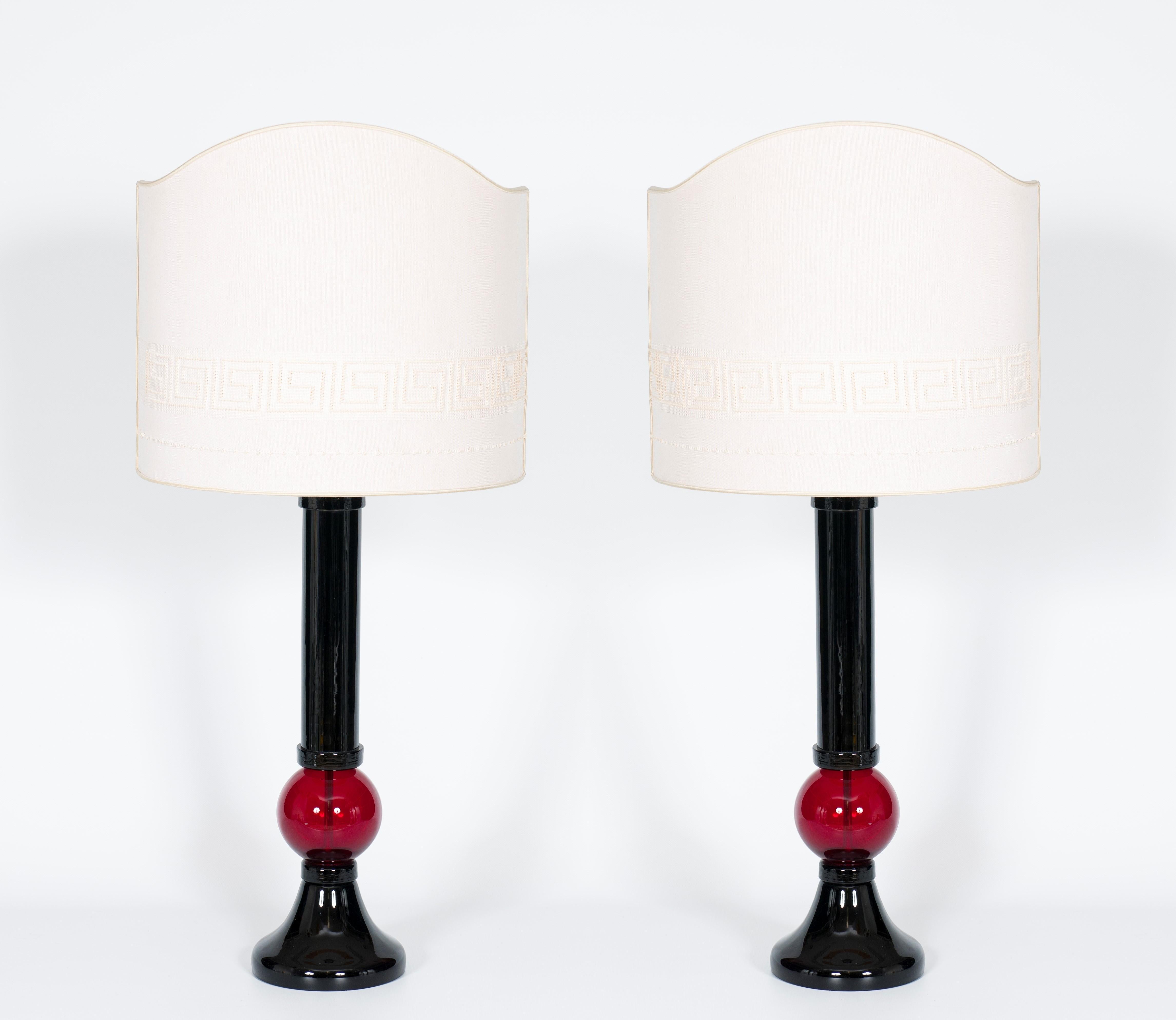 Contemporary pair of Black and Red Table Lamp in Blown Murano Glass, 21st Century.
This is an exclusive pair of Venetian table lamps, entirely made of blown Murano glass. They stand out for their perfection of details, their richness of colors, and