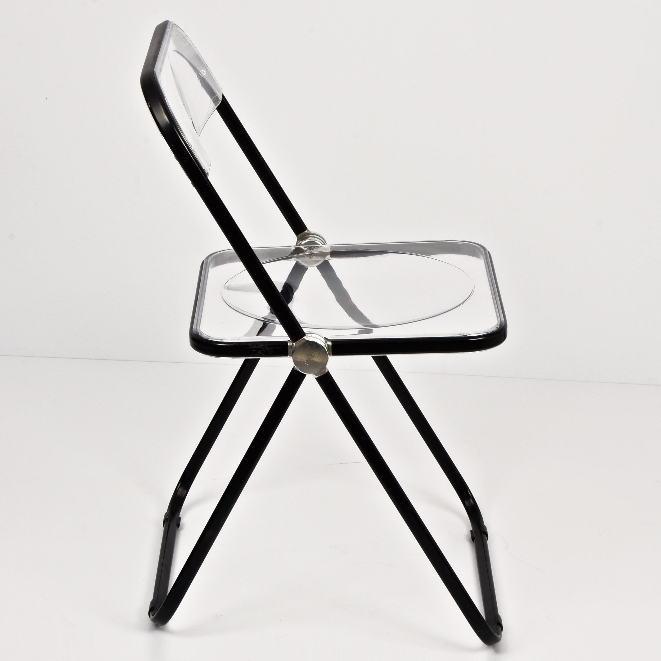 20ième siècle Paire de chaises Plia noires et transparentes Giancarlo Piretti pour Castelli, Italie en vente