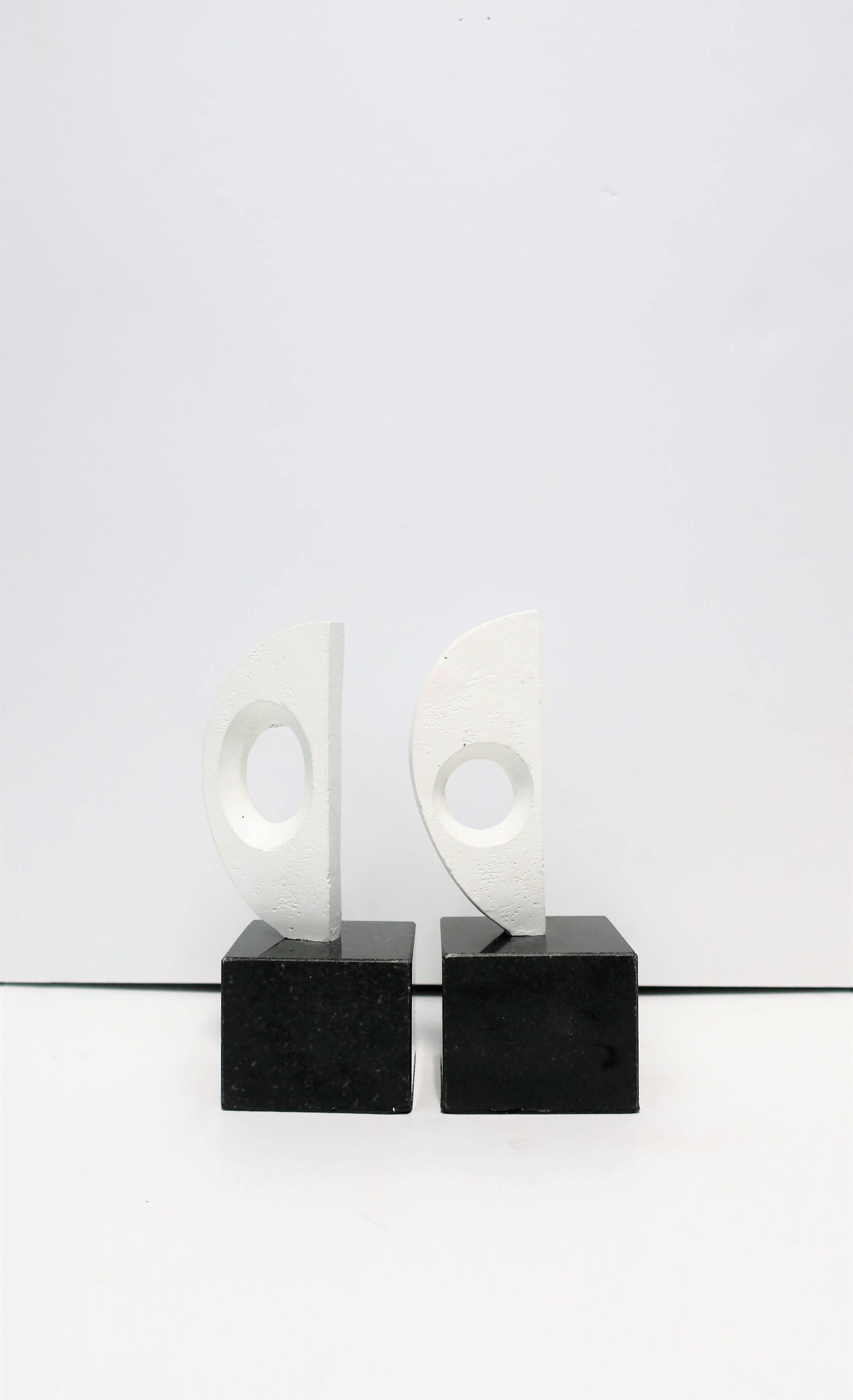Black and White Plaster Abstract Sculptures or Bookends on Marble Bases In Good Condition In New York, NY